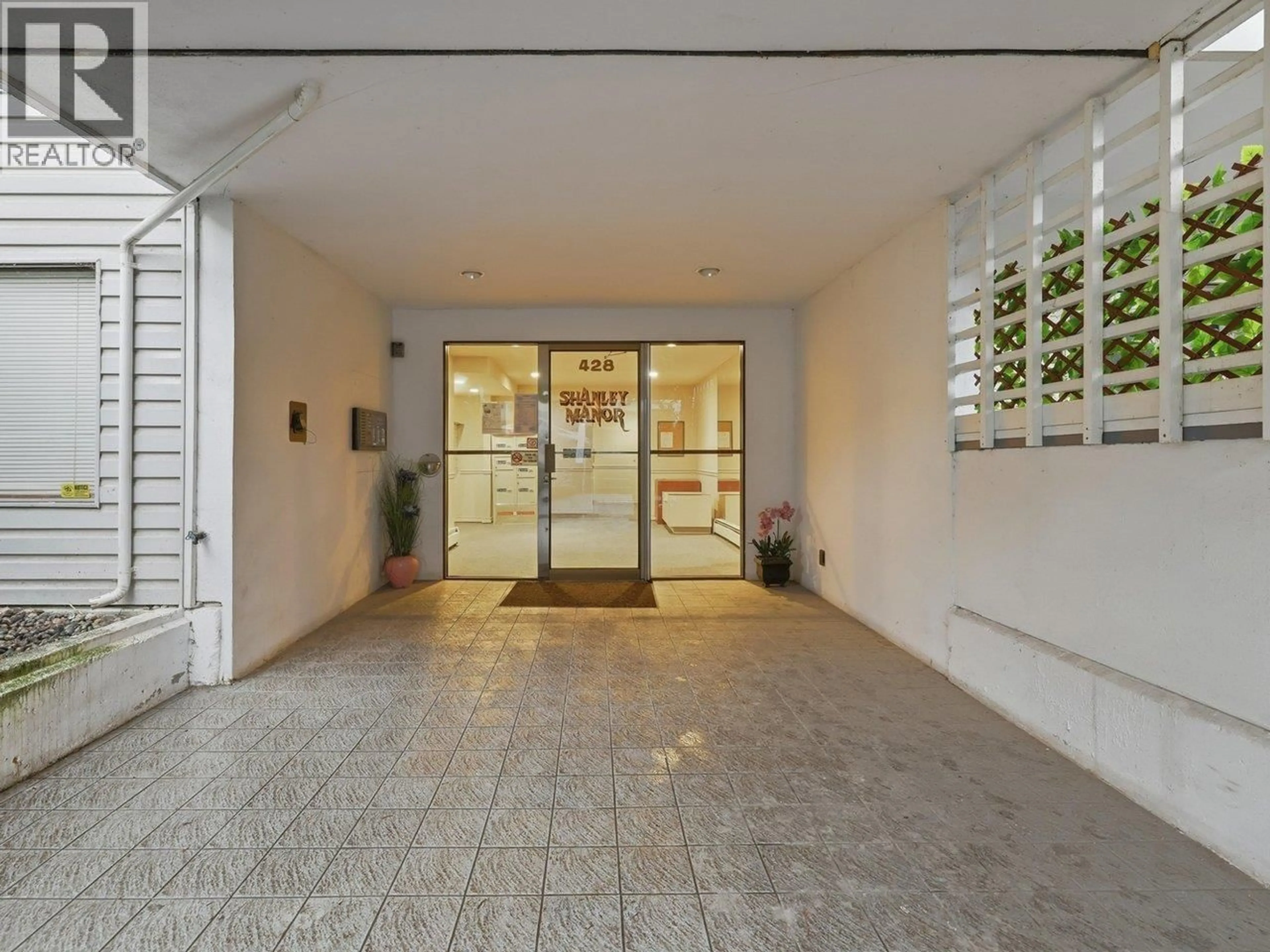 Indoor foyer for 306 - 428 AGNES STREET, New Westminster British Columbia V3L1G1