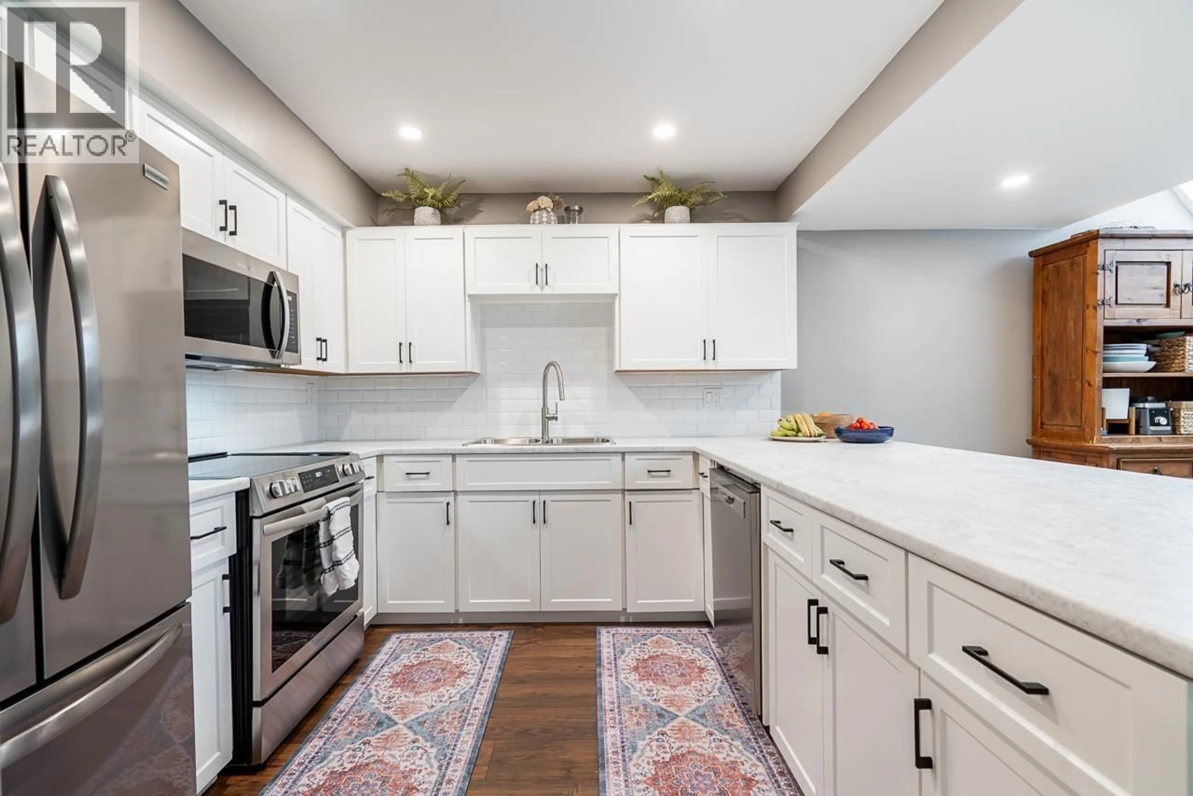 Open concept kitchen, ceramic/tile floor for 8551 WILDERNESS COURT, Burnaby British Columbia V5A4B2