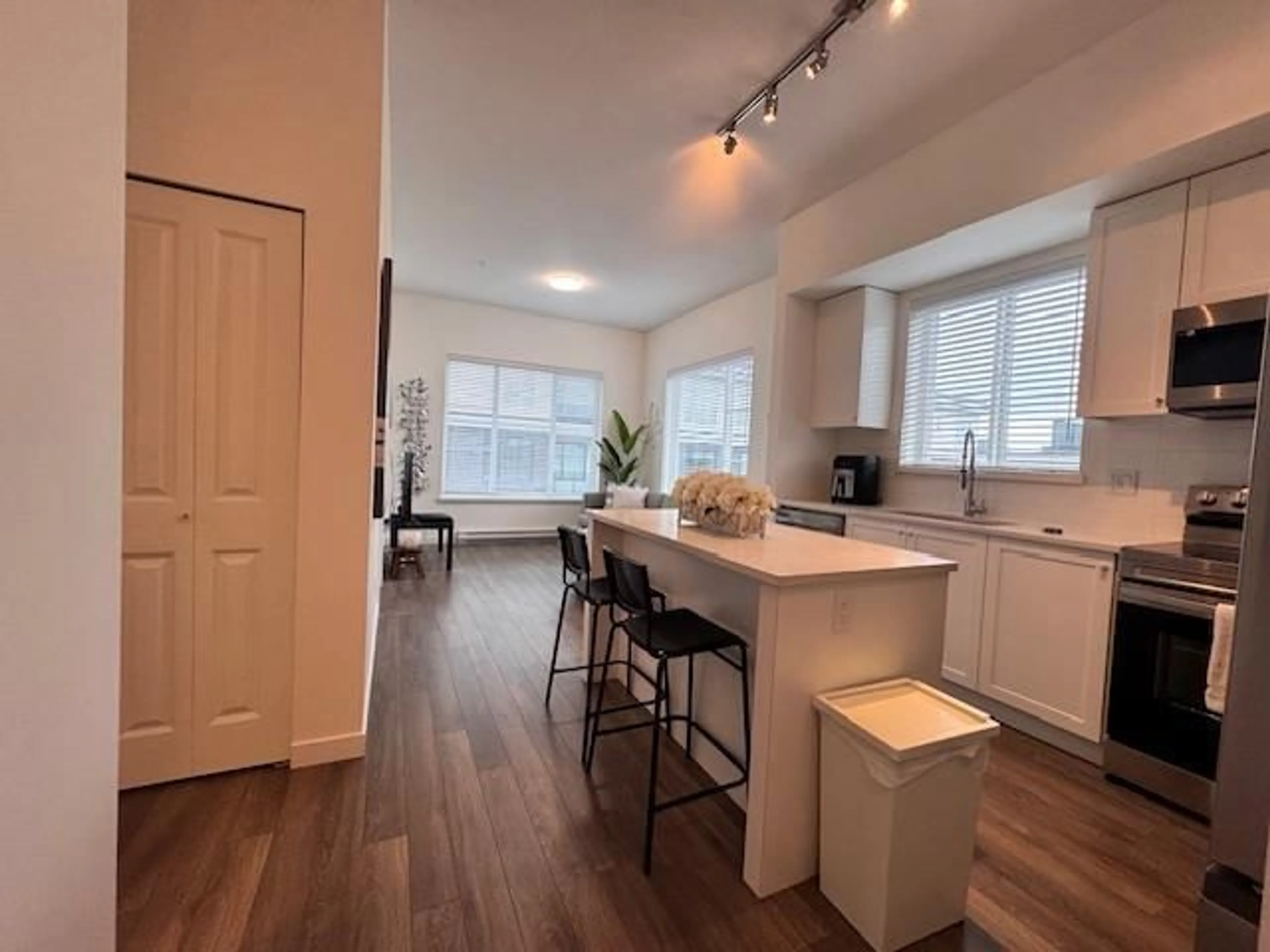 Open concept kitchen, wood/laminate floor for 608 - 15825 85 AVENUE, Surrey British Columbia V4N6W9