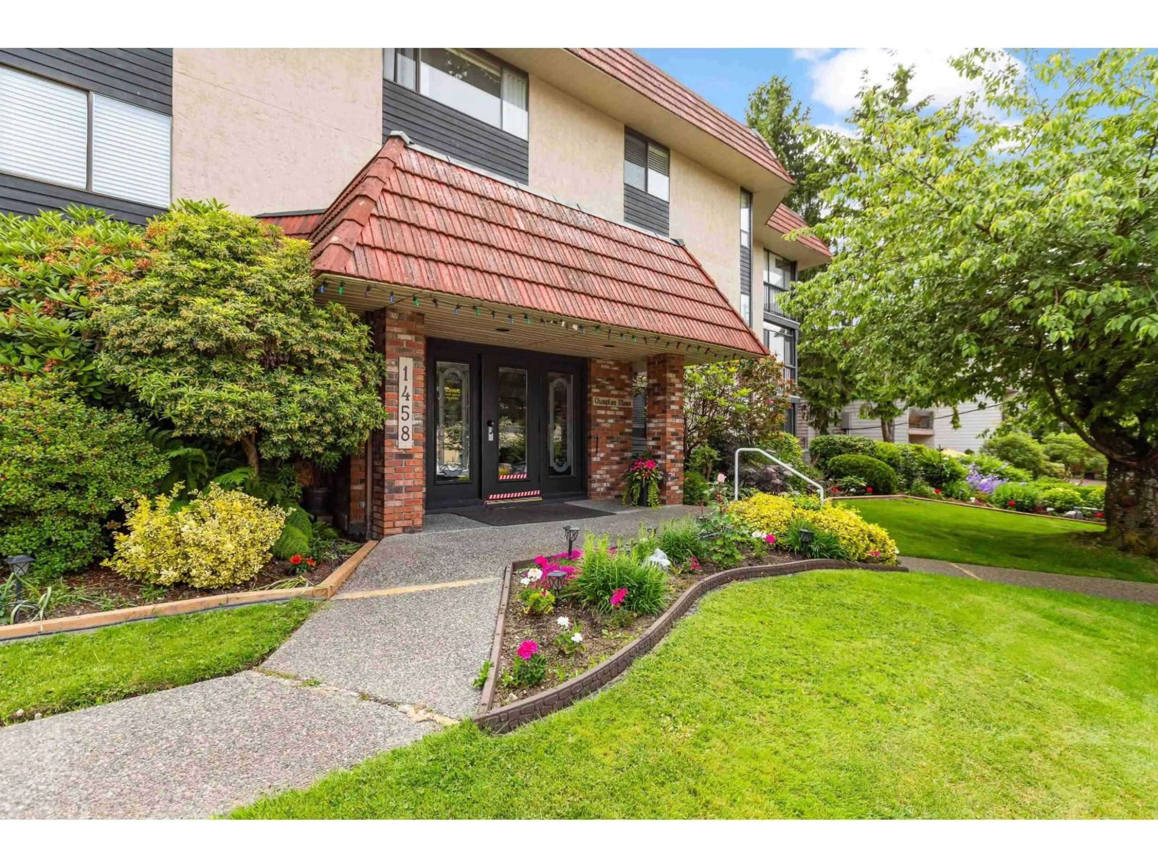 Indoor foyer for 204 - 1458 BLACKWOOD STREET, White Rock British Columbia V4B3V4
