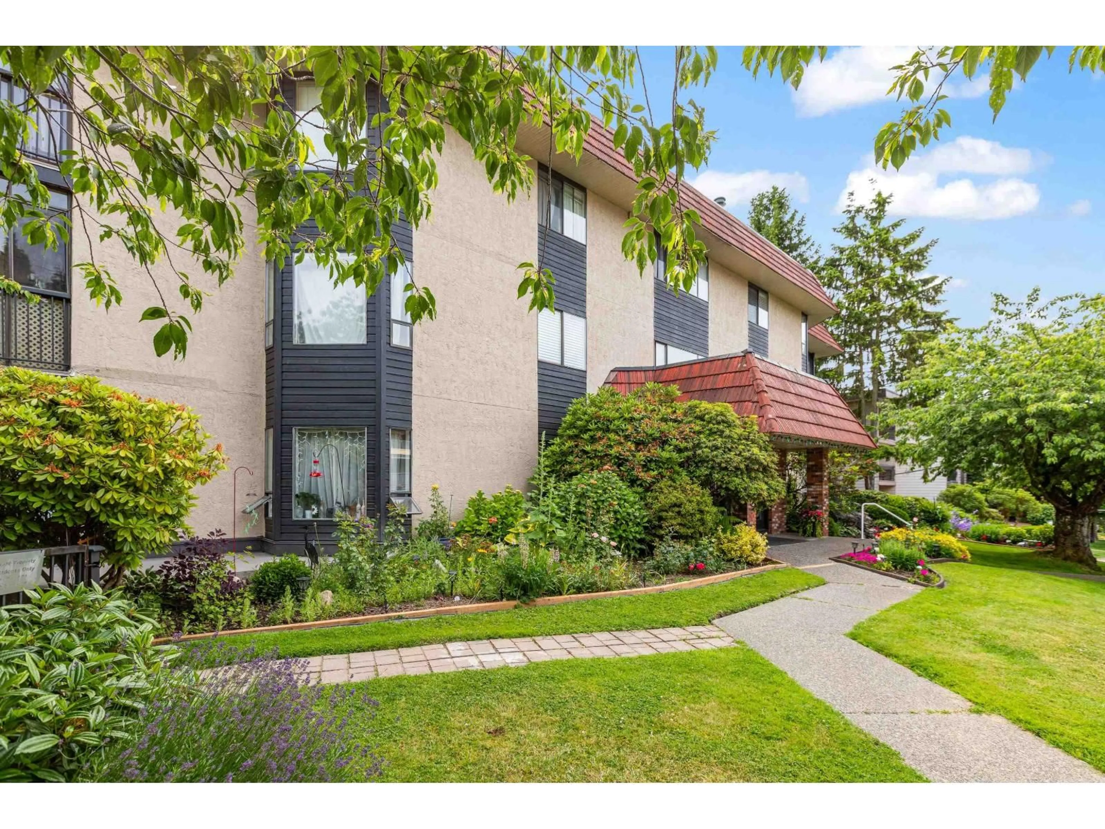 Indoor foyer for 204 - 1458 BLACKWOOD STREET, White Rock British Columbia V4B3V4