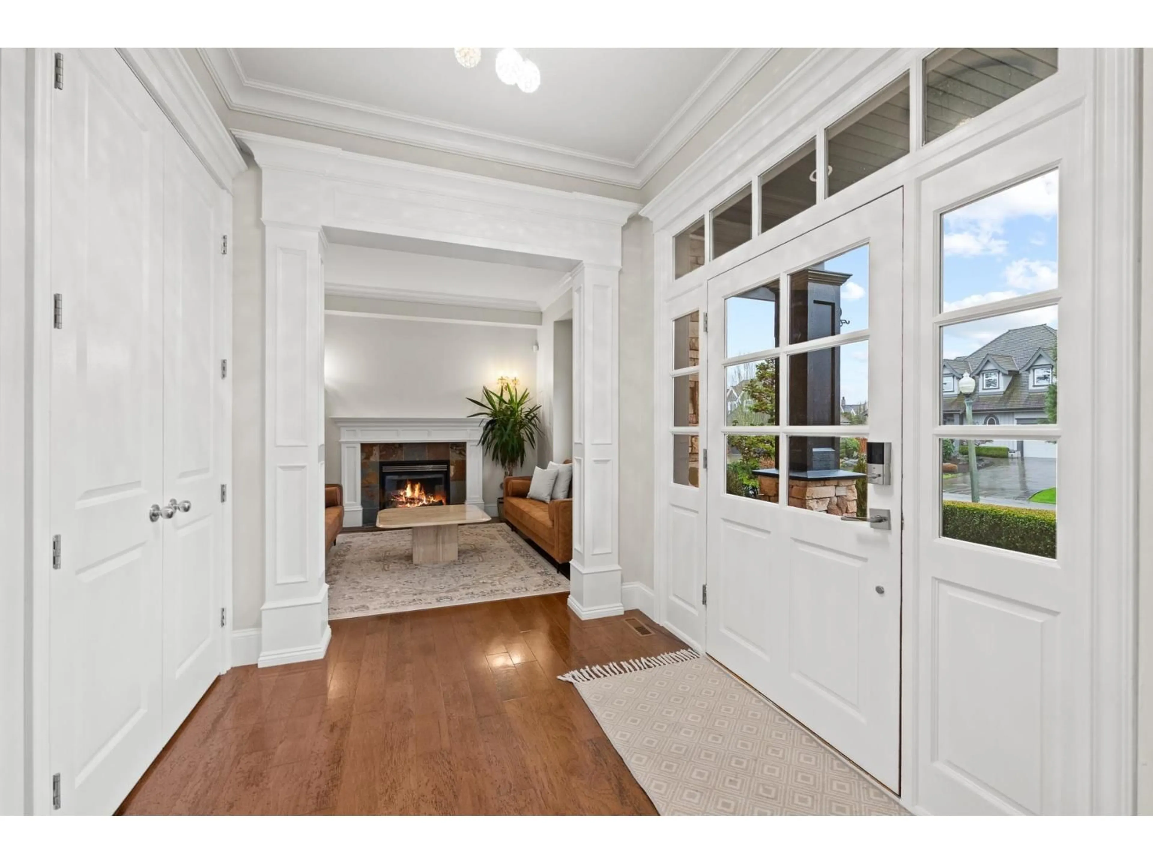 Indoor entryway for 15963 DEVONSHIRE DRIVE, Surrey British Columbia V3Z0M2