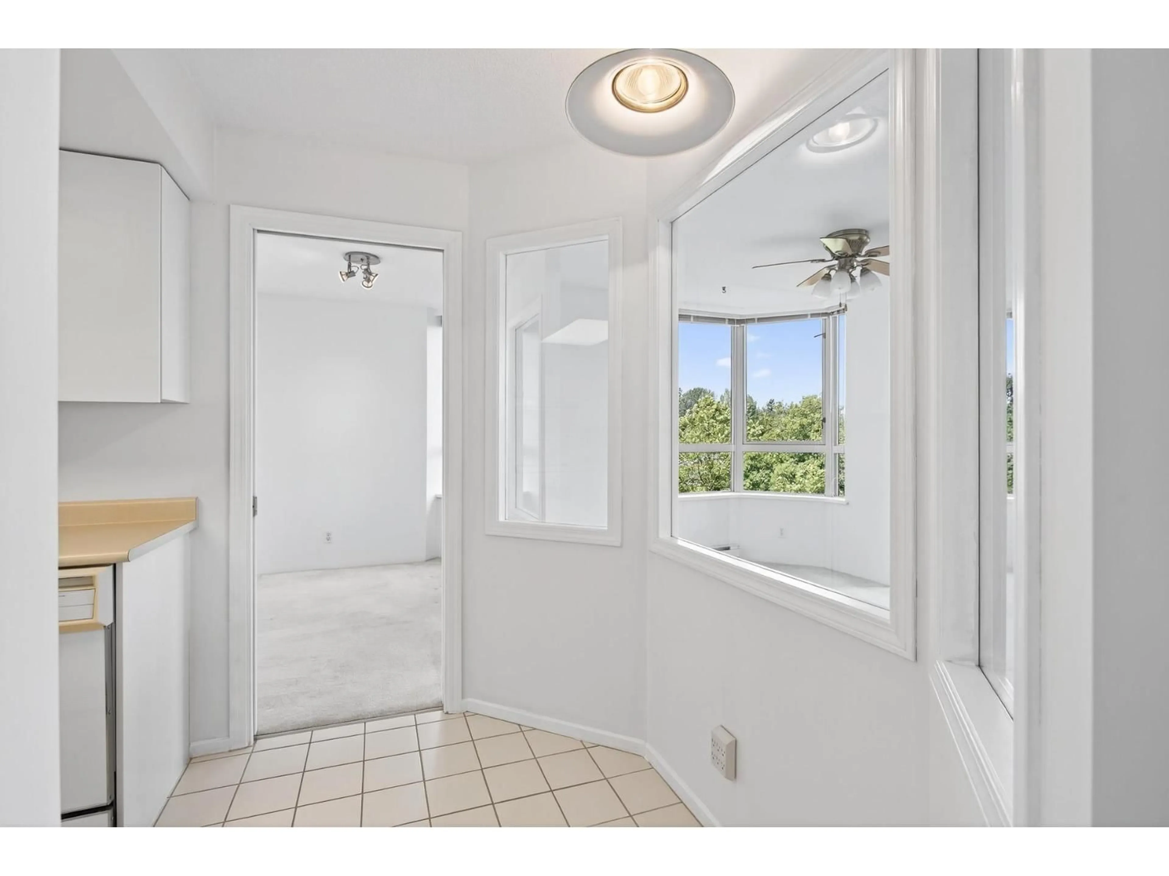 Indoor entryway for 704 - 10082 148 STREET, Surrey British Columbia V3R0S3