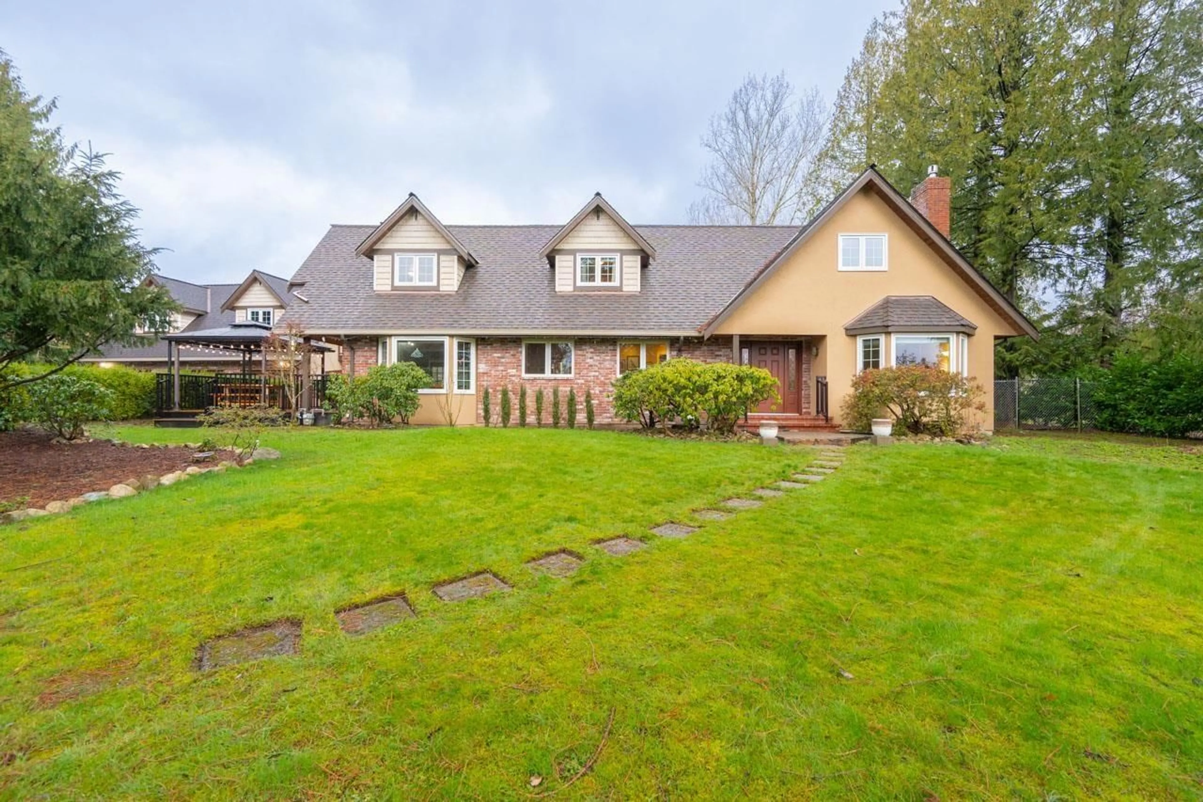 A pic from outside/outdoor area/front of a property/back of a property/a pic from drone, street for 25243 68 AVENUE, Langley British Columbia V4W1T9