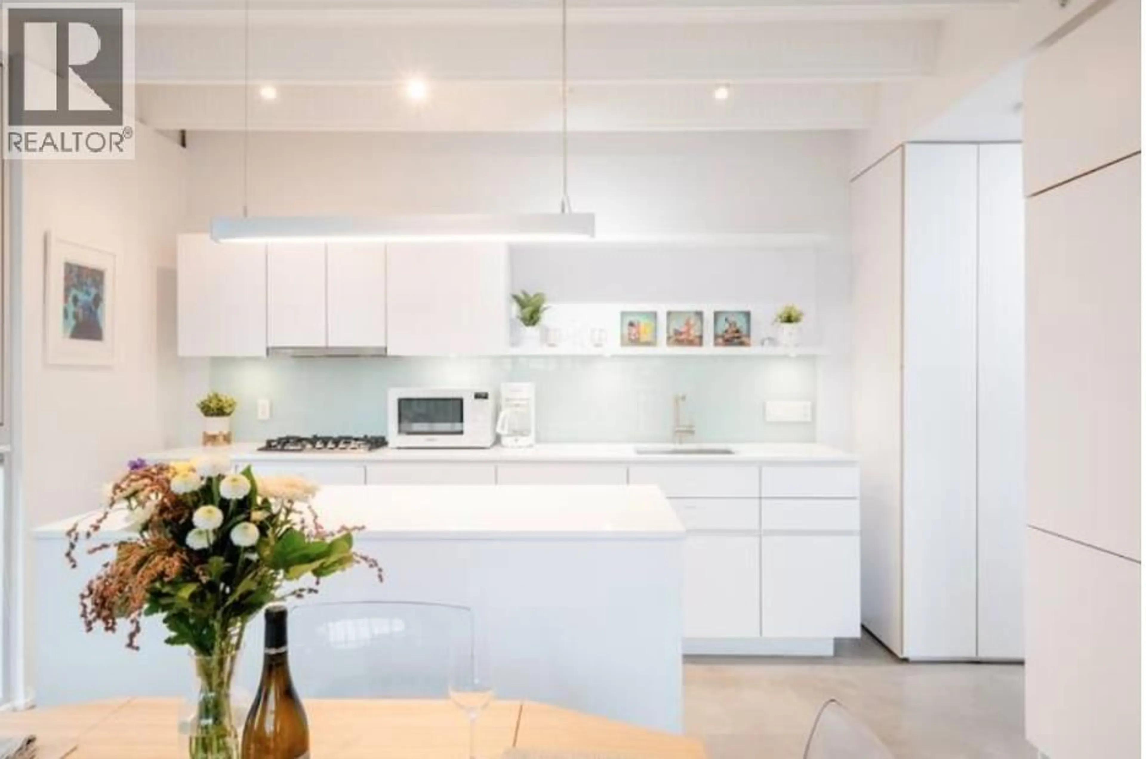 Contemporary kitchen, unknown for 701 - 219 GEORGIA STREET, Vancouver British Columbia V6A1Z6