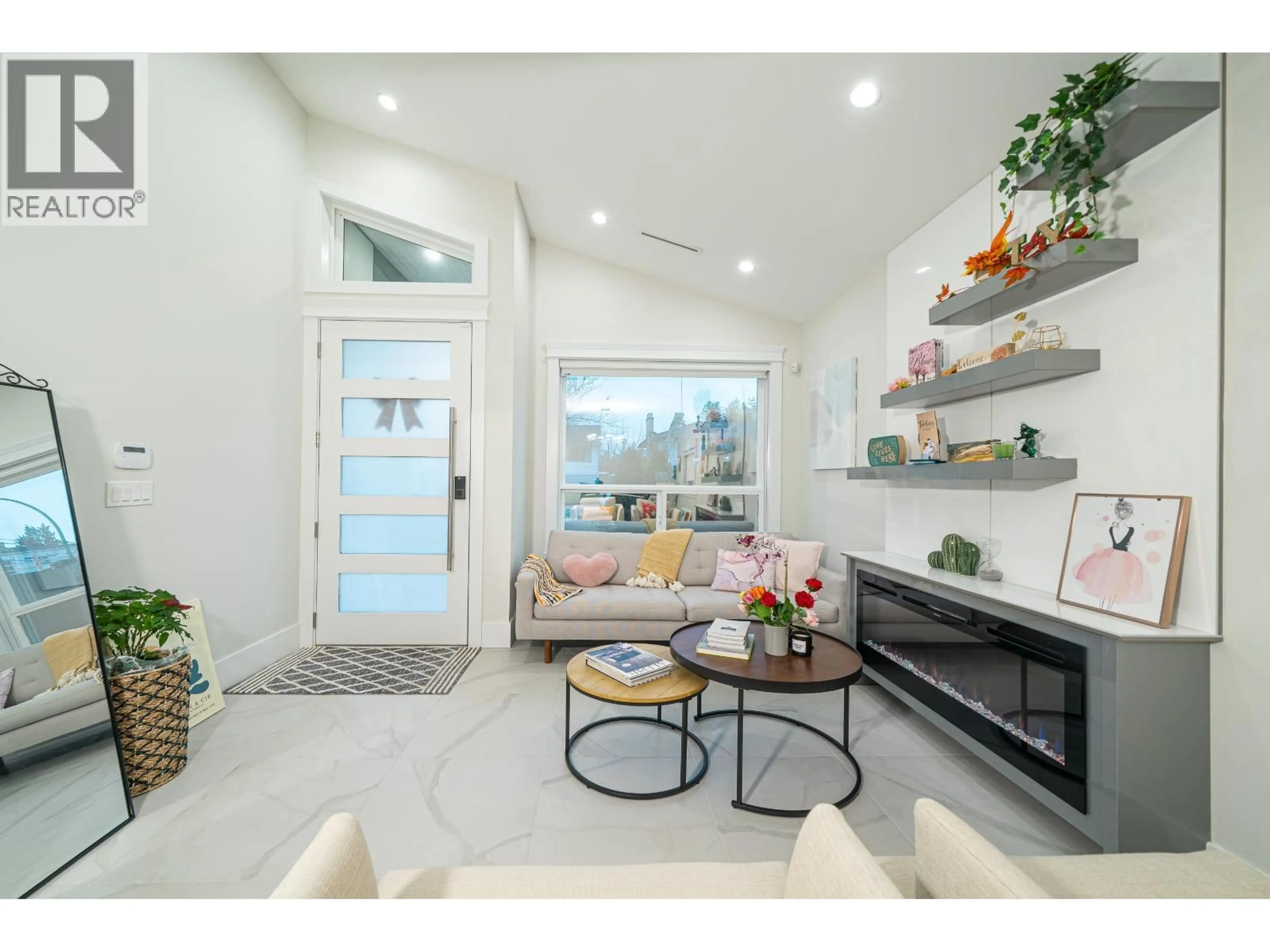 Indoor entryway for 5180 LORRAINE AVENUE, Burnaby British Columbia V5G2S4