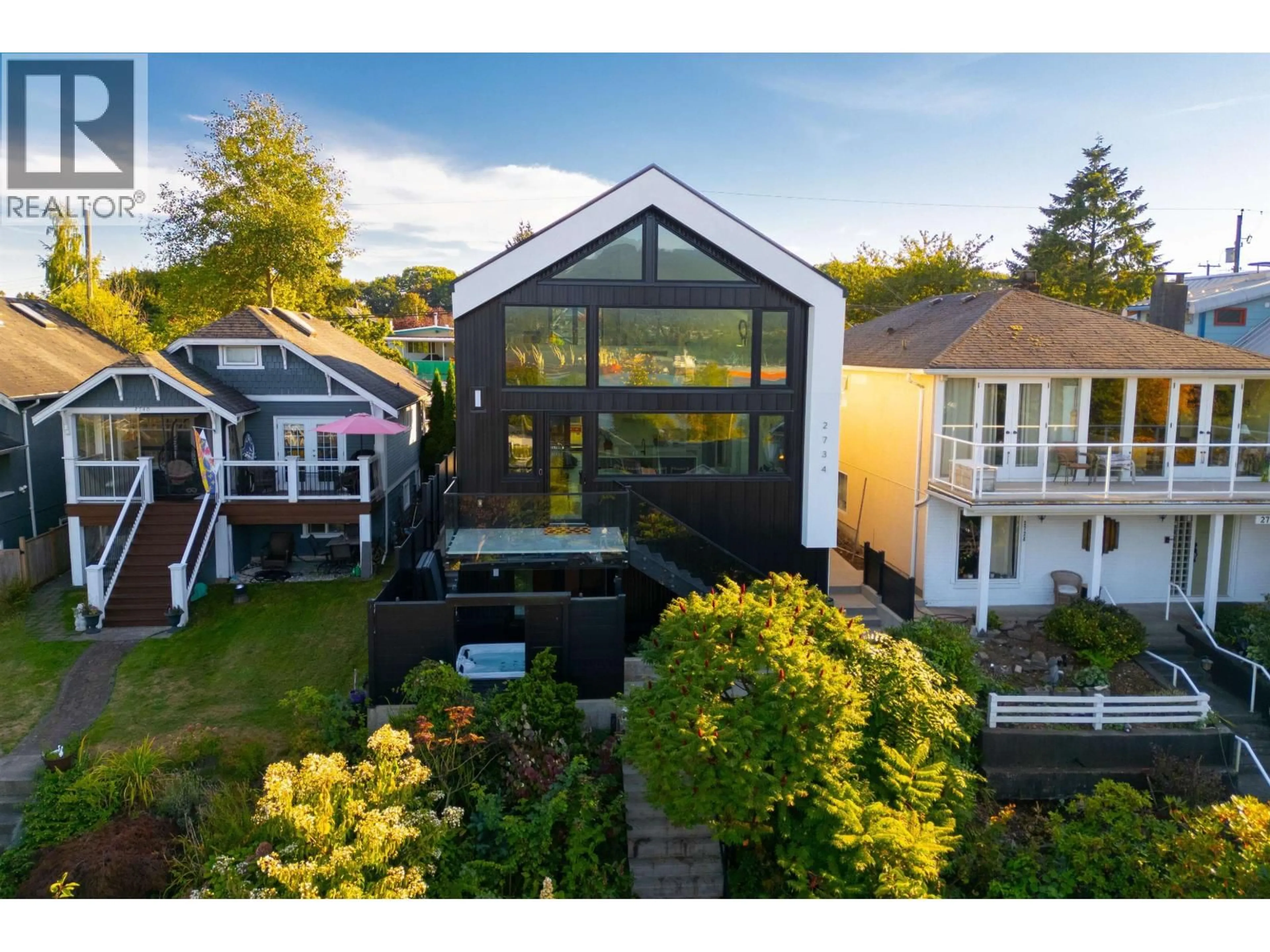 A pic from outside/outdoor area/front of a property/back of a property/a pic from drone, unknown for 2734 YALE STREET, Vancouver British Columbia V5K1C3