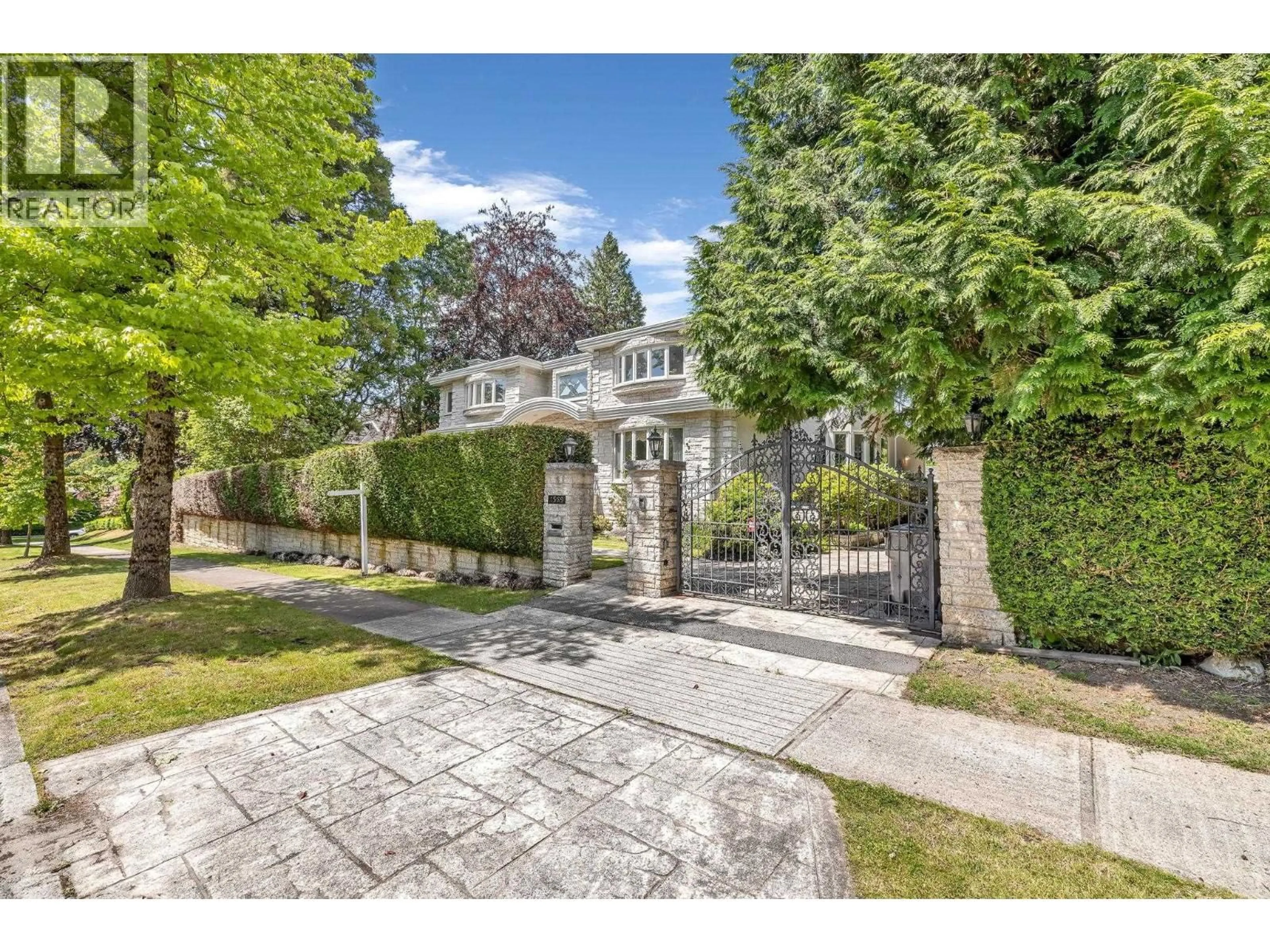 A pic from outside/outdoor area/front of a property/back of a property/a pic from drone, street for 1569 35TH AVENUE, Vancouver British Columbia V6M1H1