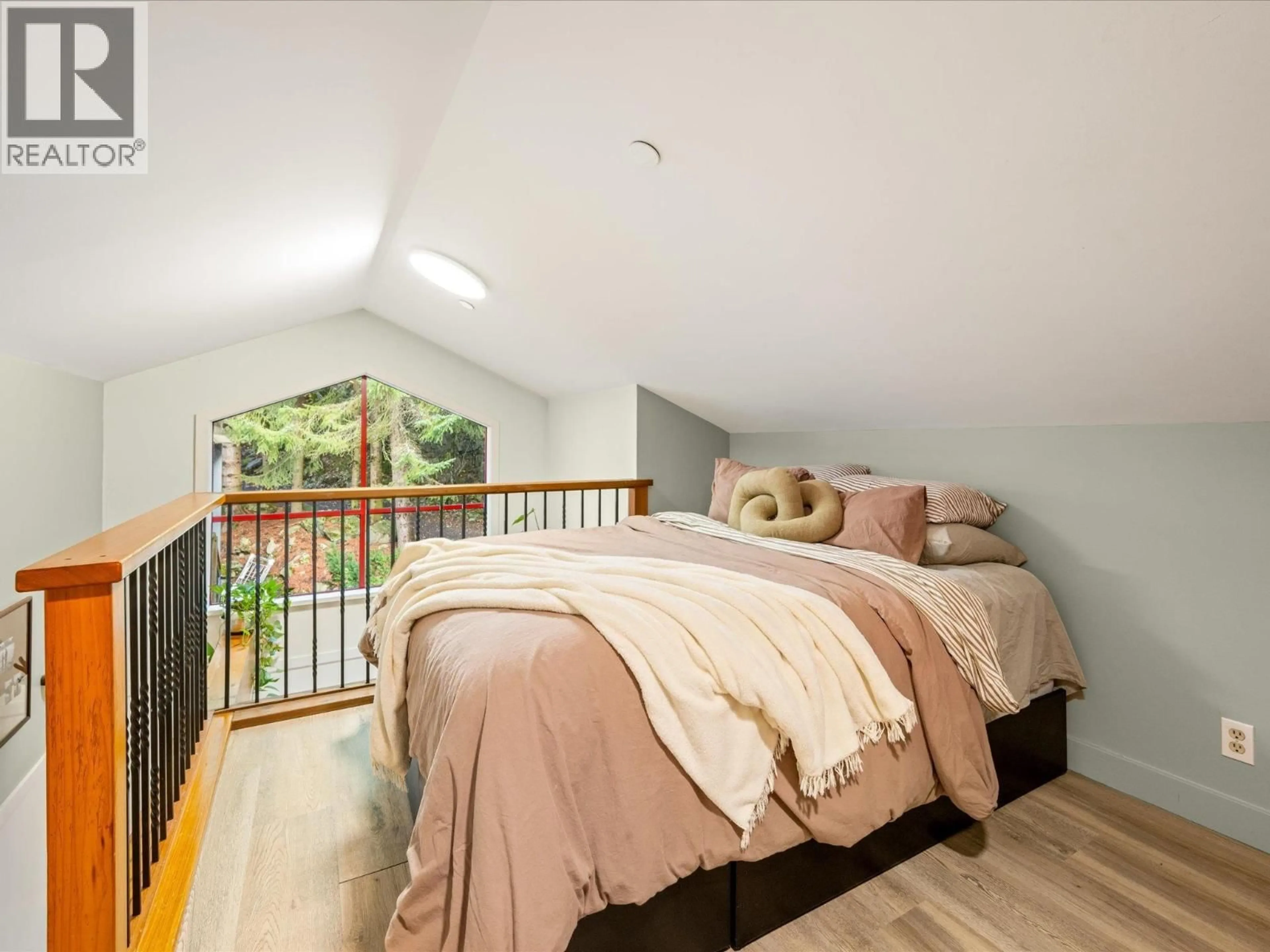 Bedroom with bed, wood/laminate floor for 9 - 2101 WHISTLER ROAD, Whistler British Columbia V8E0R3