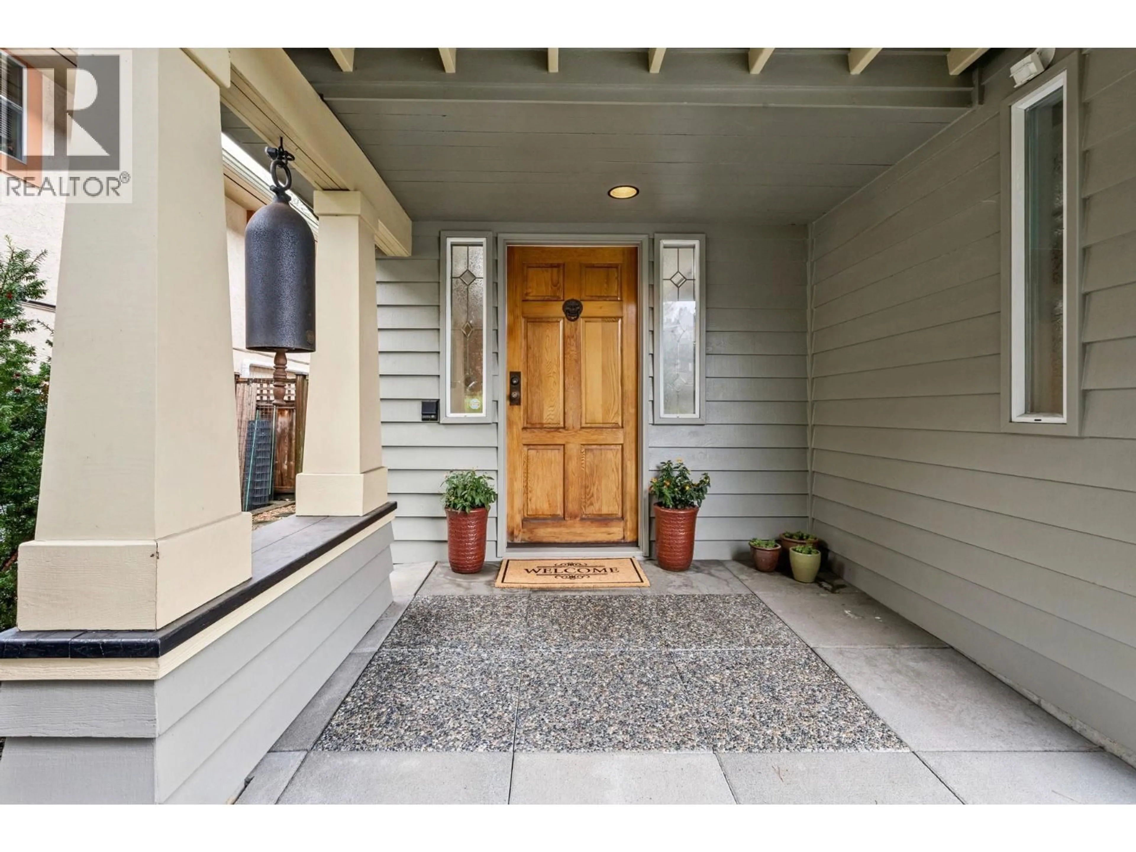Indoor entryway for 950 ROCHE POINT DRIVE, North Vancouver British Columbia V7H2T7