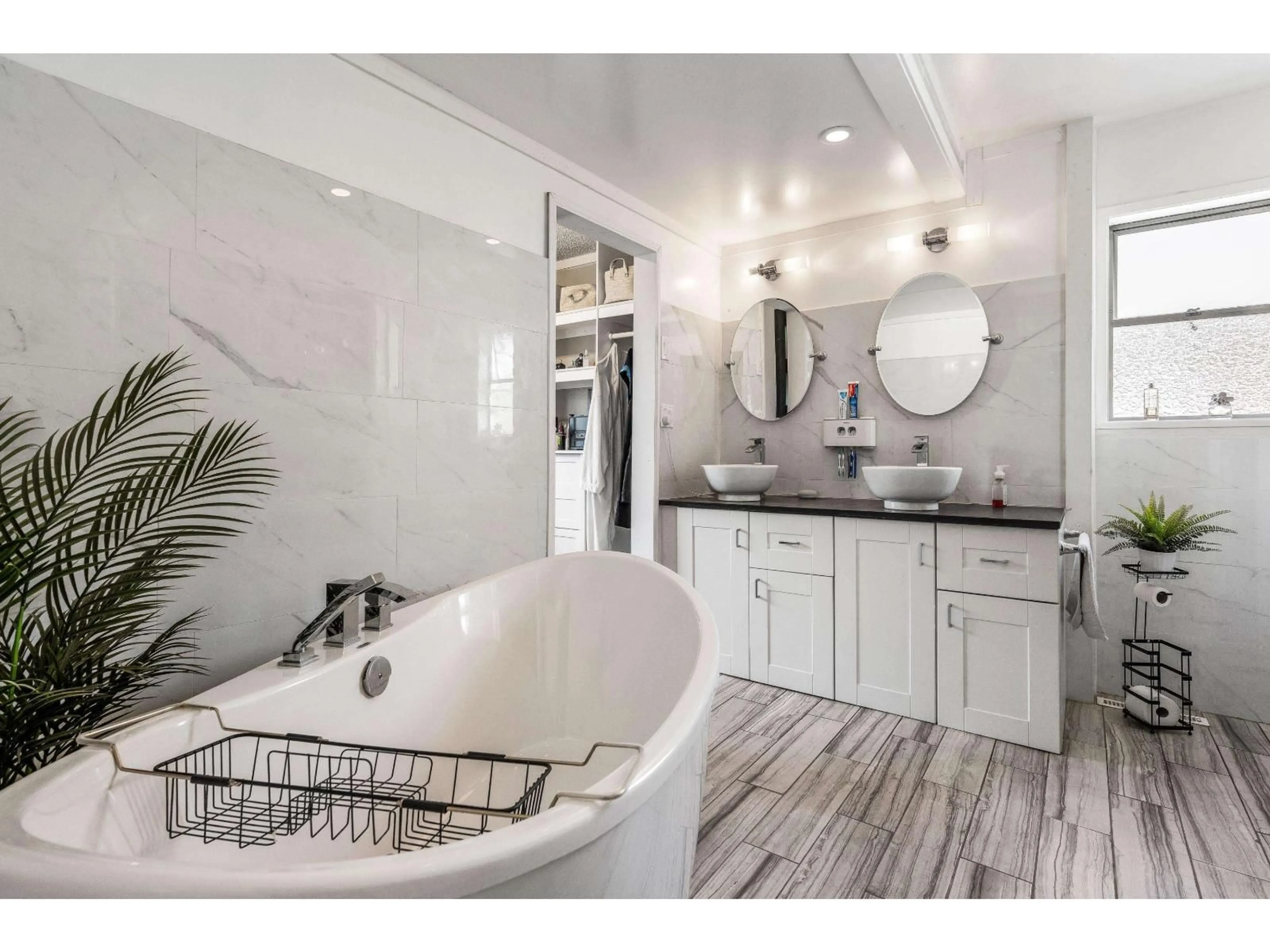 Contemporary bathroom, ceramic/tile floor for 46465 BROOKS AVENUE, Chilliwack British Columbia V2P1C6