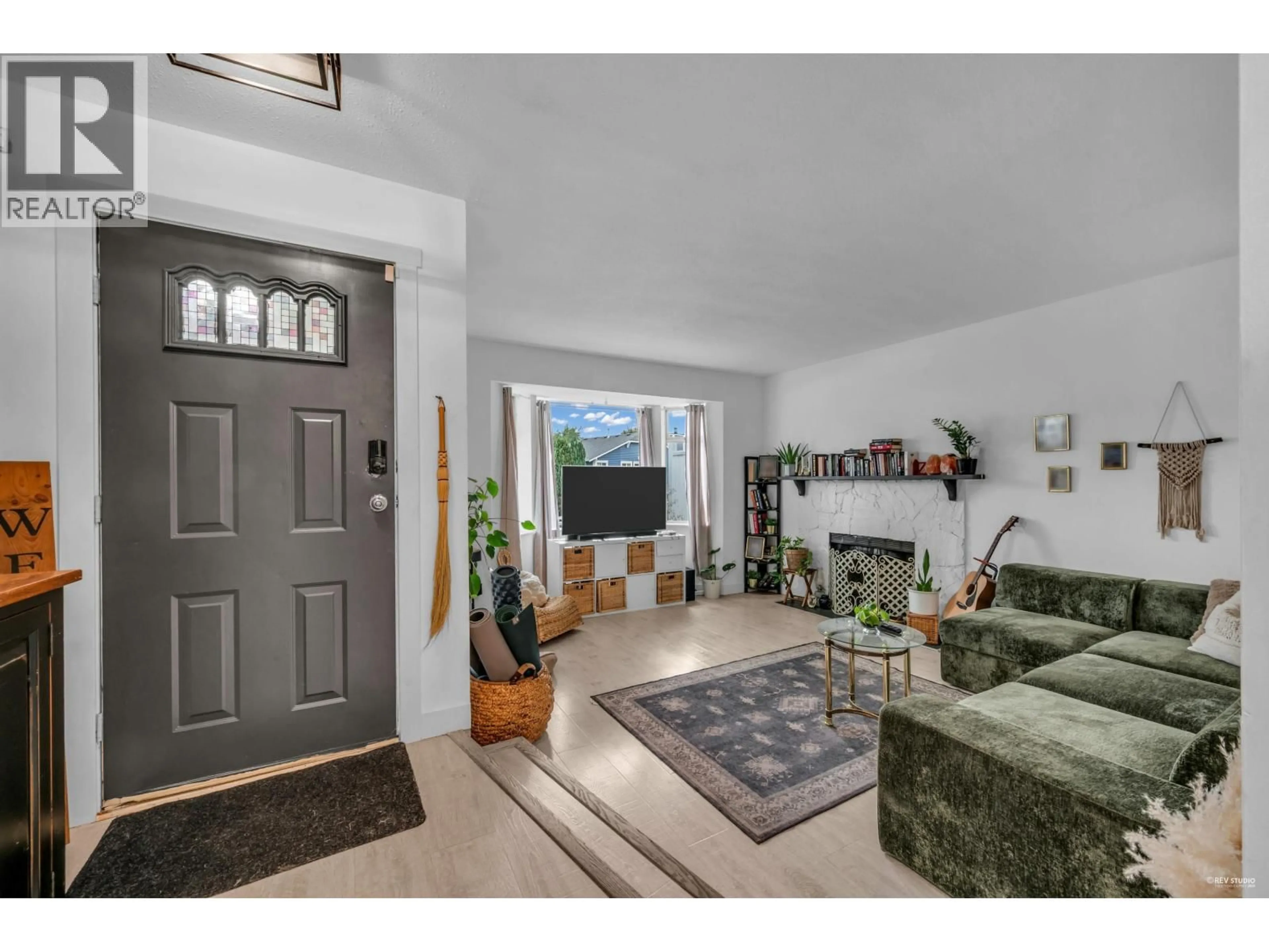 Indoor entryway for 22641 KENDRICK LOOP, Maple Ridge British Columbia V2X8Y9