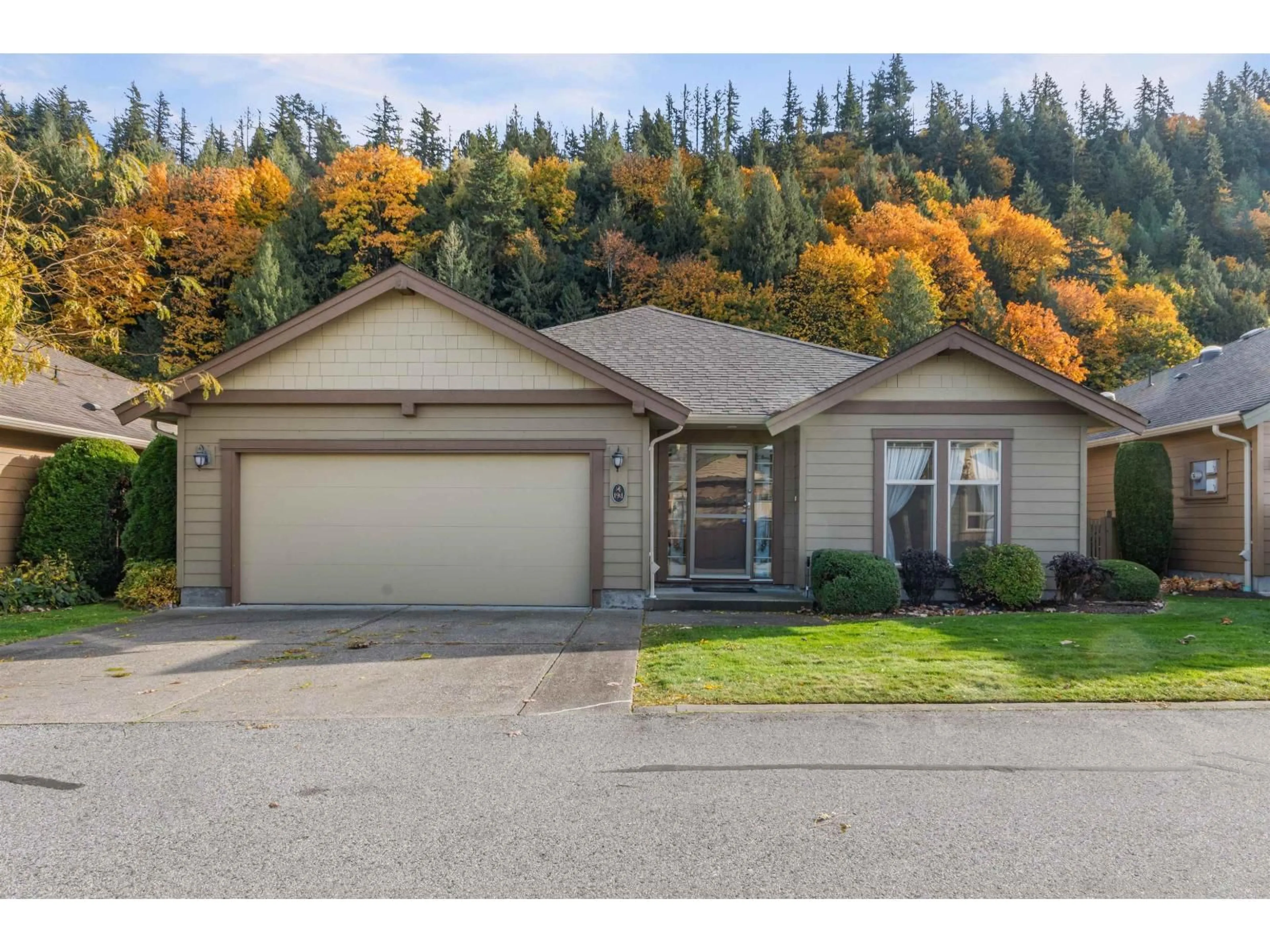 Home with vinyl exterior material, street for 194 - 46000 THOMAS ROAD, Chilliwack British Columbia V2R5W6