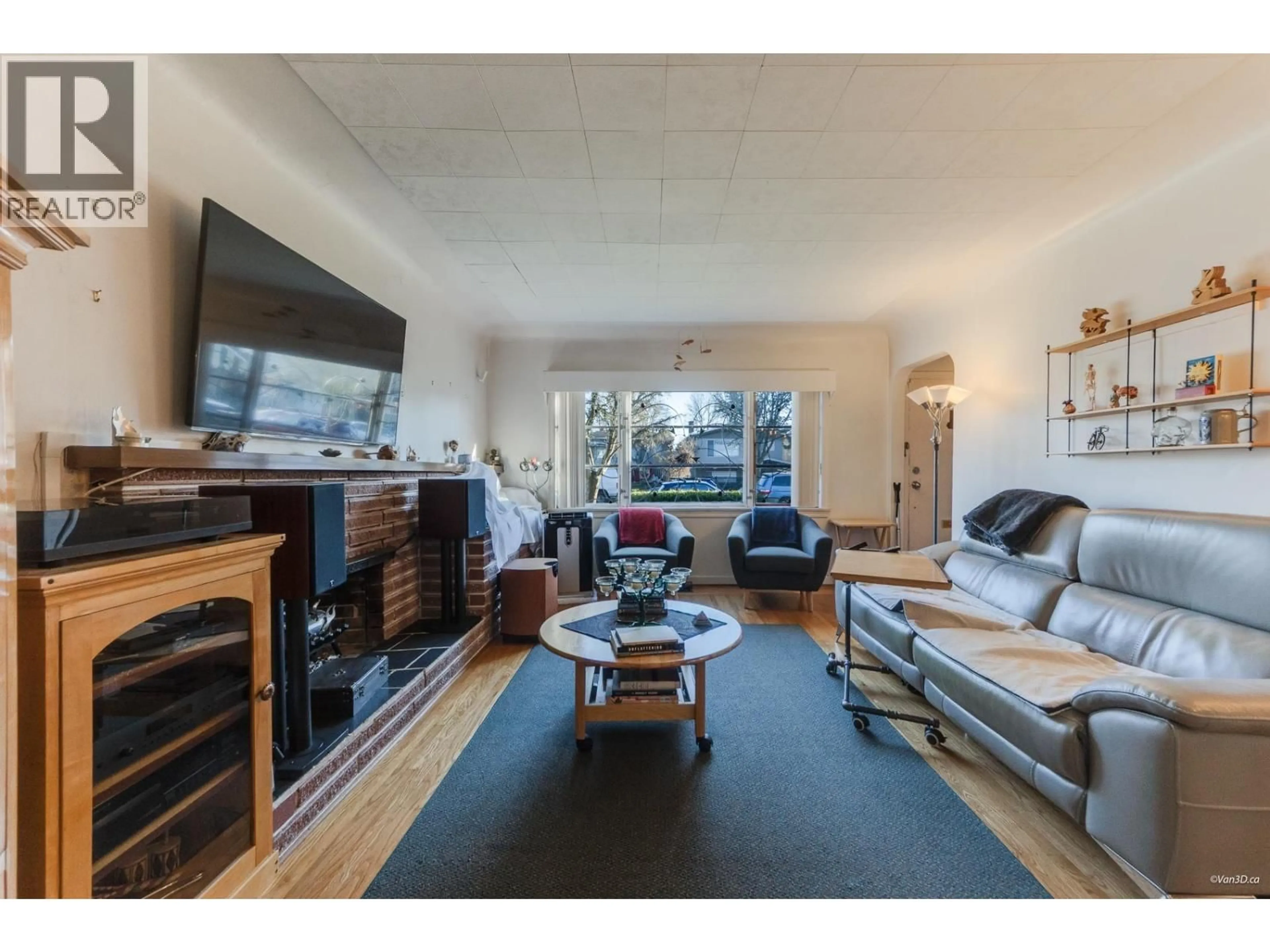 Living room with furniture, wood/laminate floor for 4791 CULLODEN STREET, Vancouver British Columbia V5V4X8