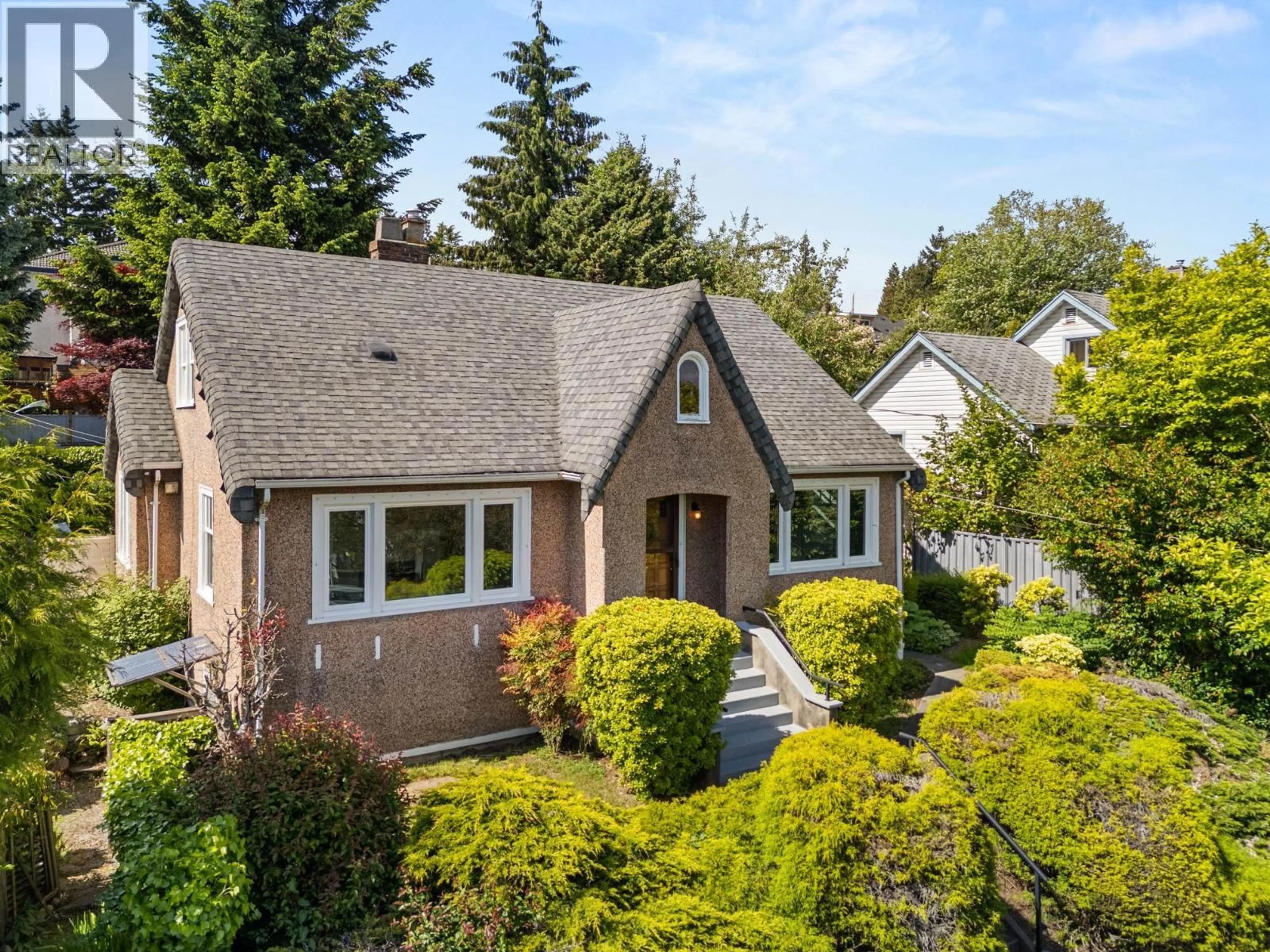 A pic from outside/outdoor area/front of a property/back of a property/a pic from drone, street for 1509 SIXTH AVENUE, New Westminster British Columbia V3M2C5