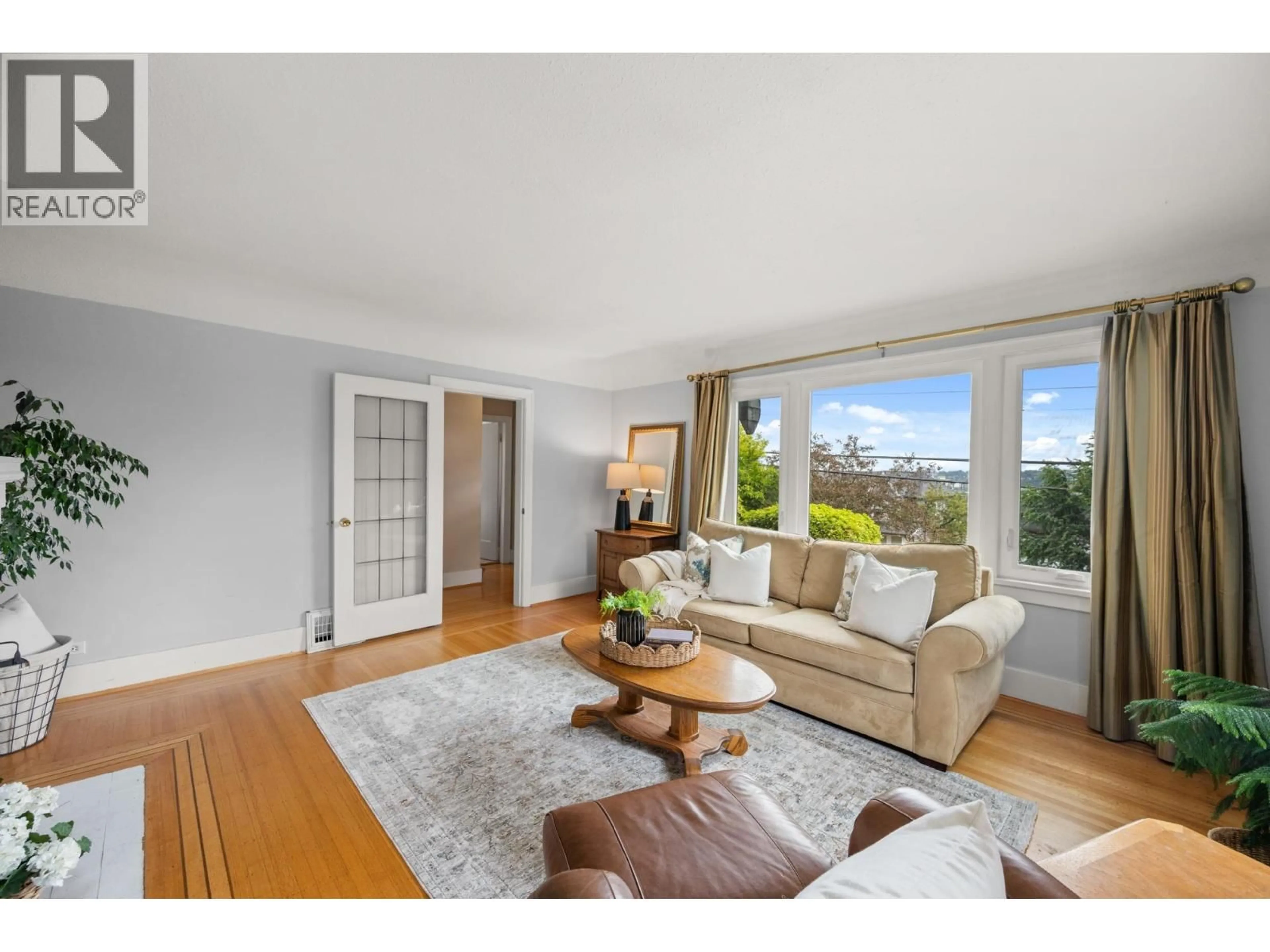 Living room with furniture, wood/laminate floor for 1509 SIXTH AVENUE, New Westminster British Columbia V3M2C5