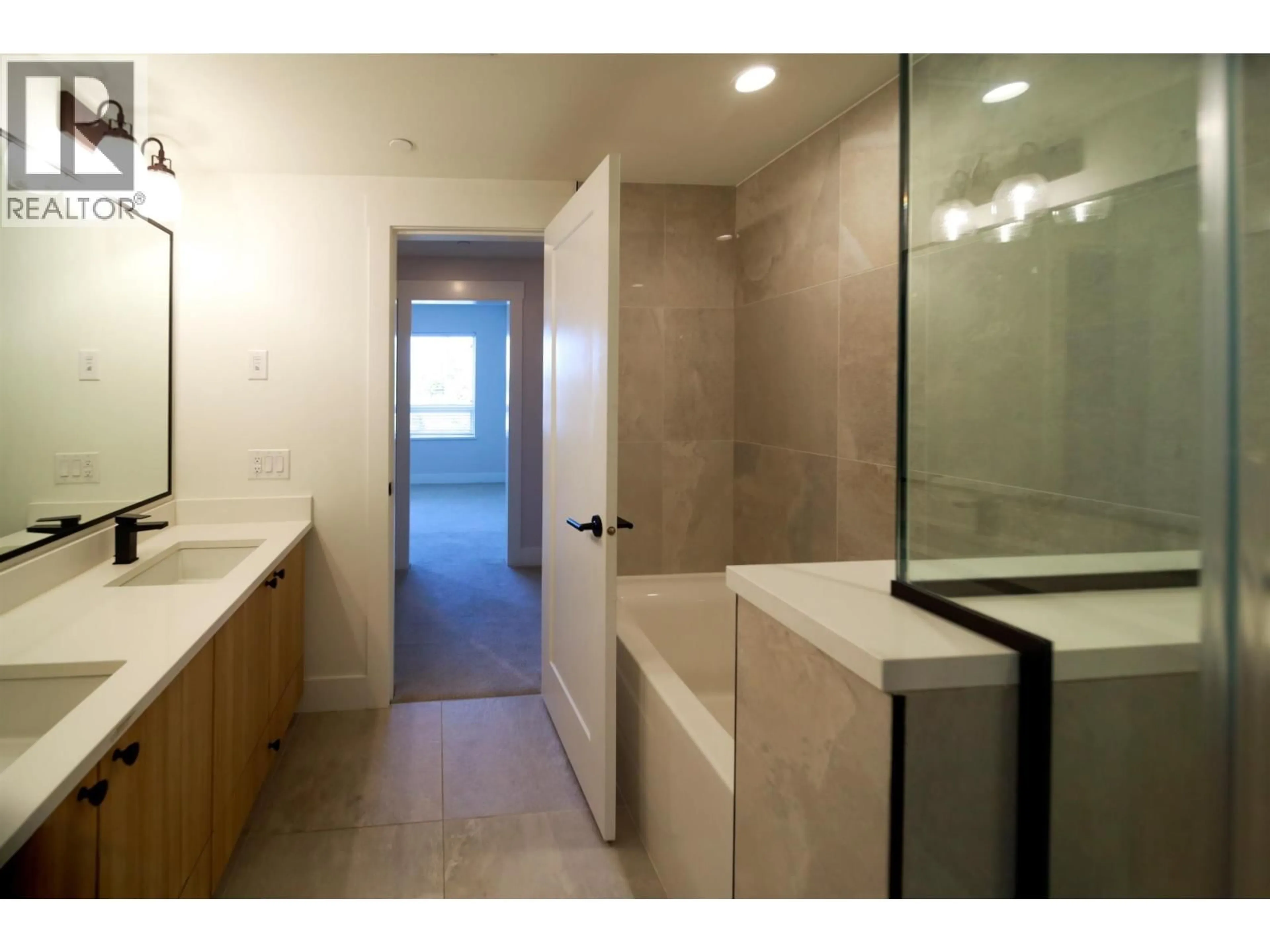 Standard bathroom, ceramic/tile floor for 102 - 22265 DEWDNEY TRUNK ROAD, Maple Ridge British Columbia V2X3J1