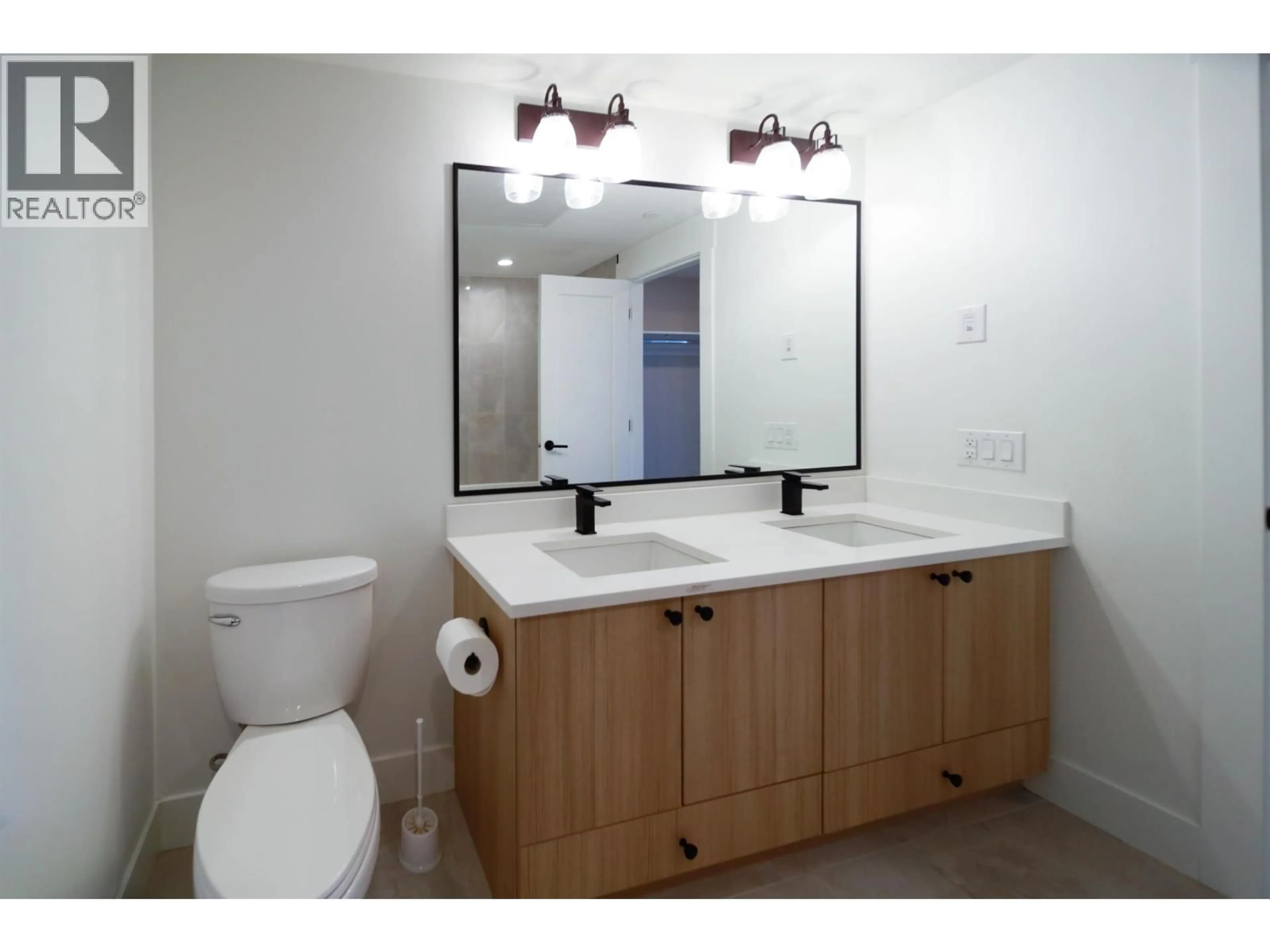 Standard bathroom, unknown for 102 - 22265 DEWDNEY TRUNK ROAD, Maple Ridge British Columbia V2X3J1