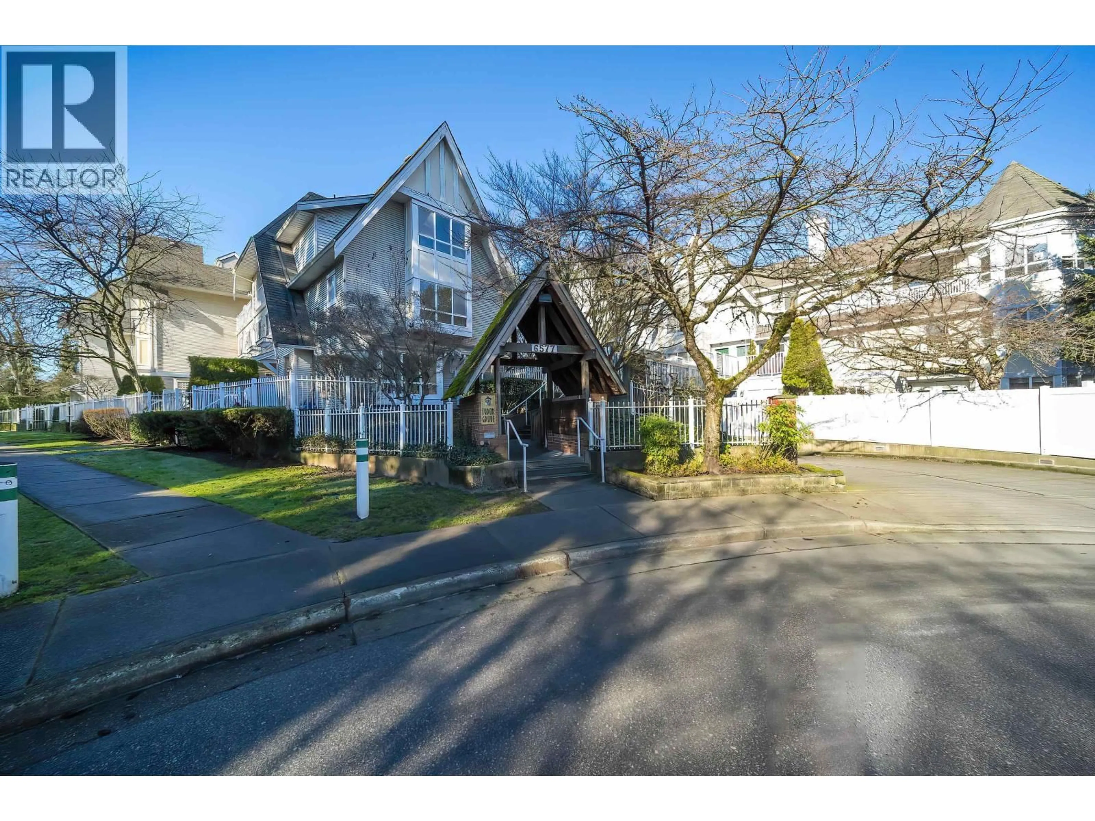 A pic from outside/outdoor area/front of a property/back of a property/a pic from drone, street for 54 - 6577 SOUTHOAKS CRESCENT, Burnaby British Columbia V5E4J9