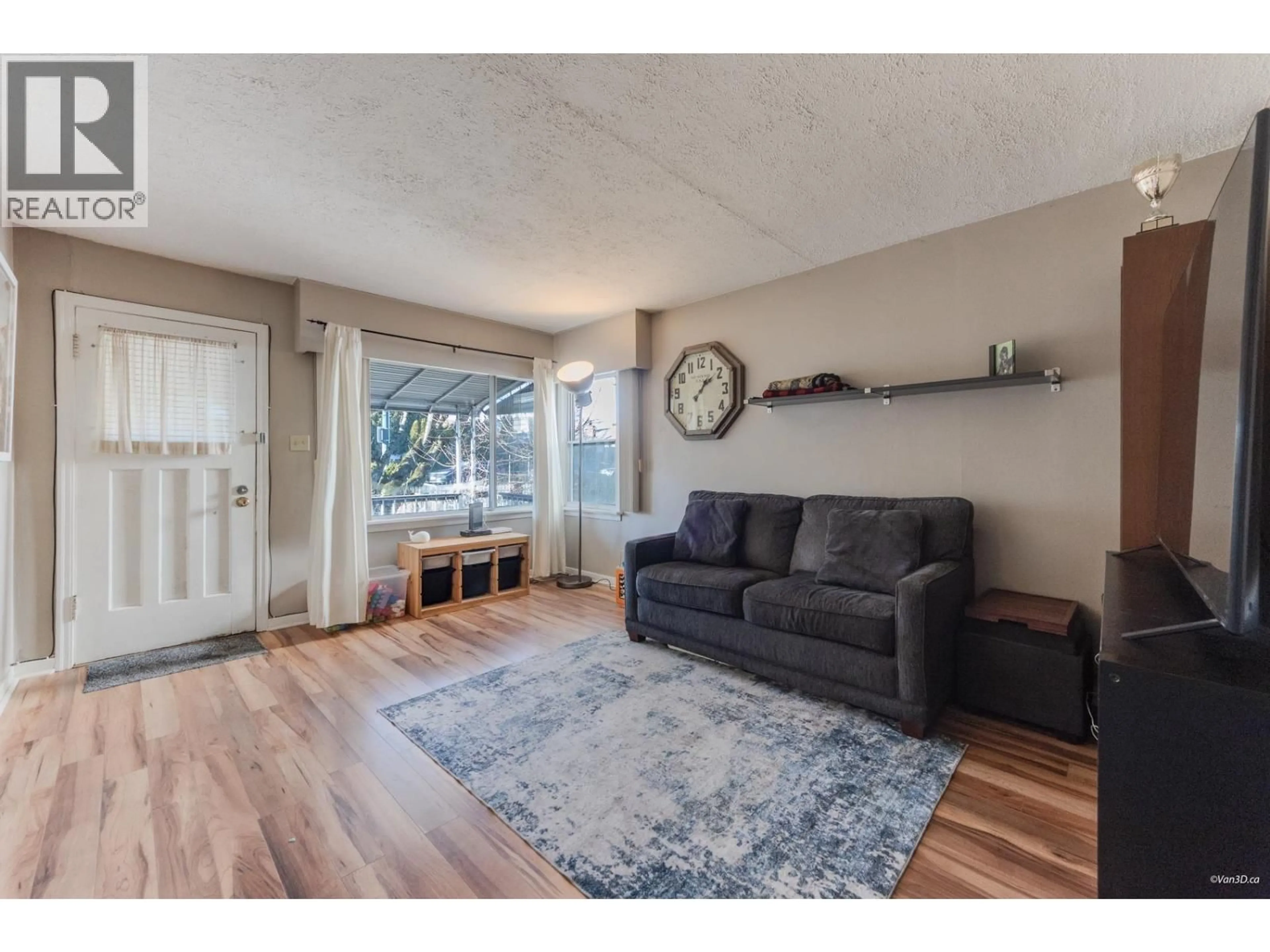Living room with furniture, wood/laminate floor for 4736 KNIGHT STREET, Vancouver British Columbia V5N3N2