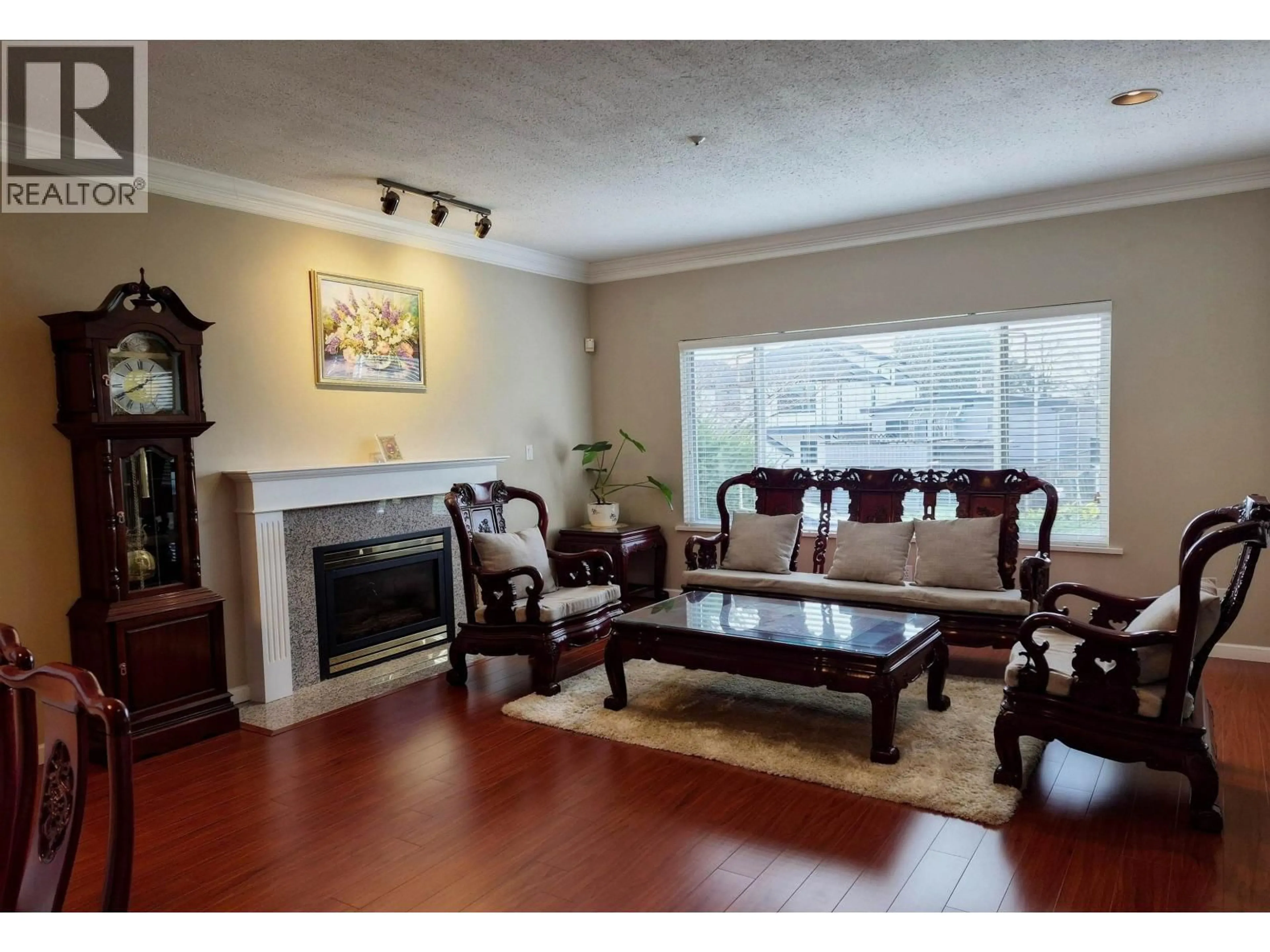 Living room with furniture, wood/laminate floor for 8162 HAIG STREET, Vancouver British Columbia V6P4R9