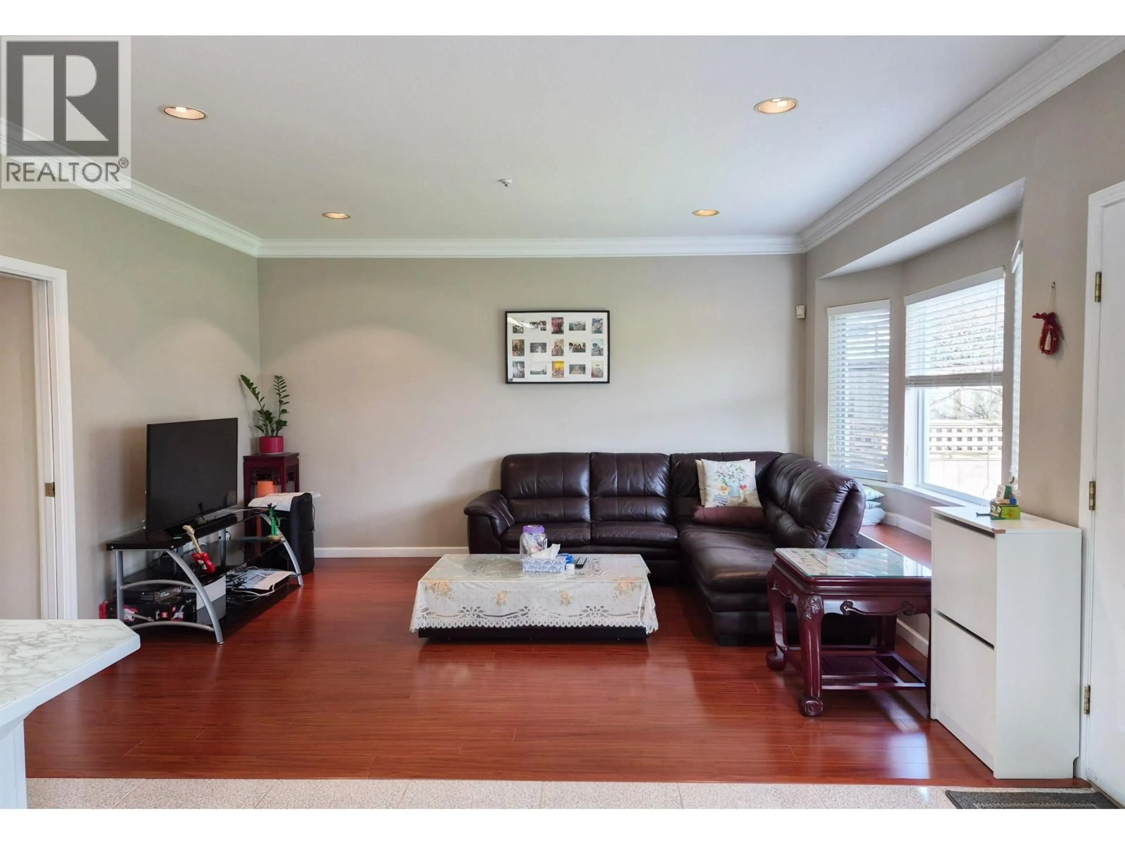 Living room with furniture, wood/laminate floor for 8162 HAIG STREET, Vancouver British Columbia V6P4R9