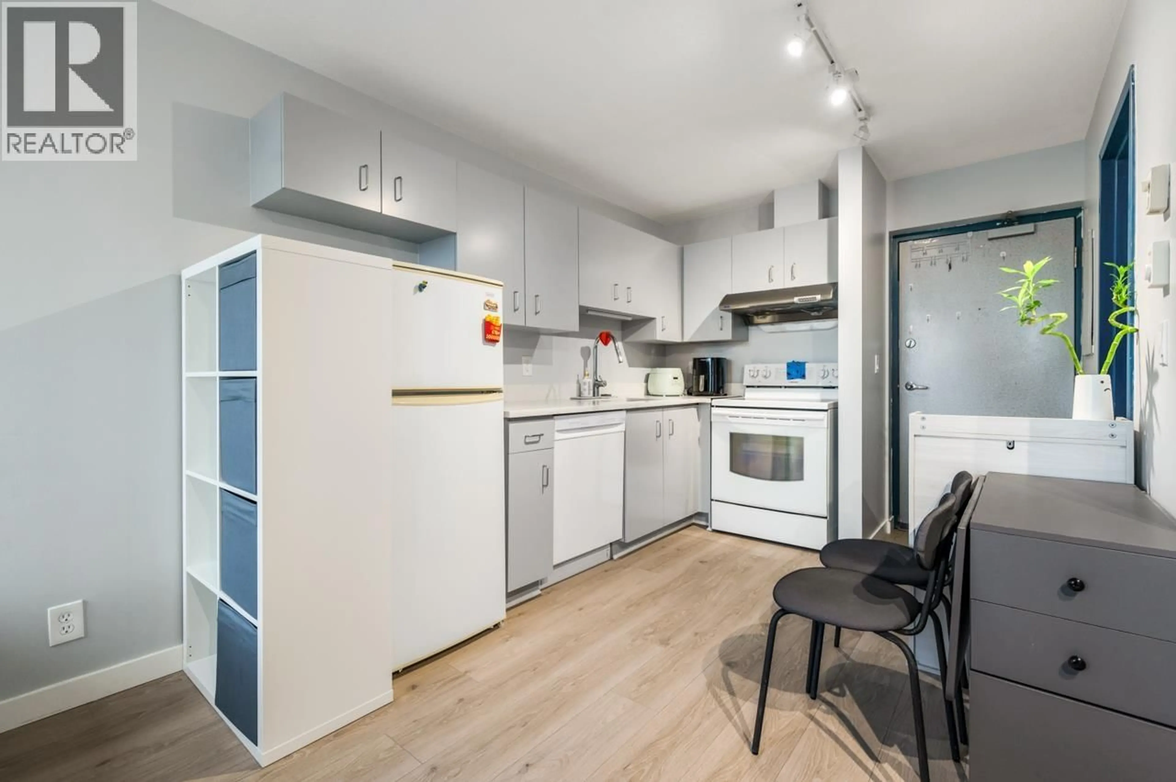 Standard kitchen, wood/laminate floor for 1907 - 1238 SEYMOUR STREET, Vancouver British Columbia V6B6J3