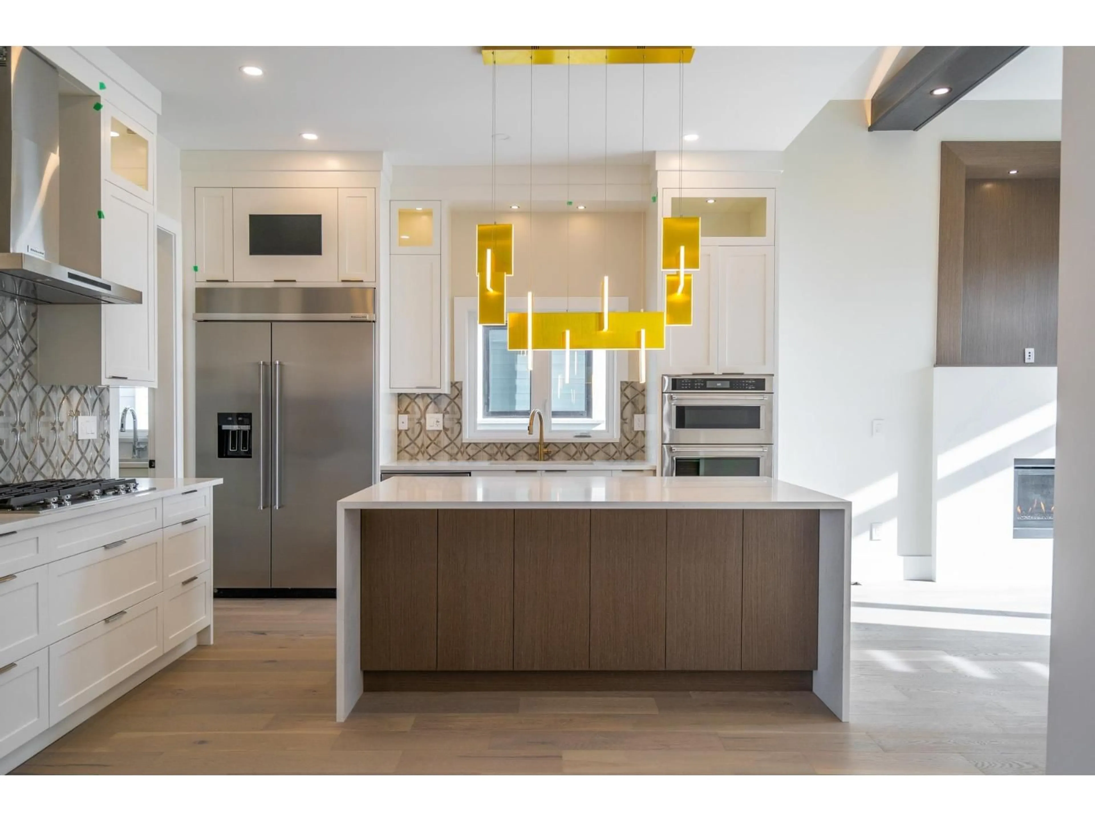 Contemporary kitchen, wood/laminate floor for 16548 22 AVENUE, Surrey British Columbia V3Z0V6