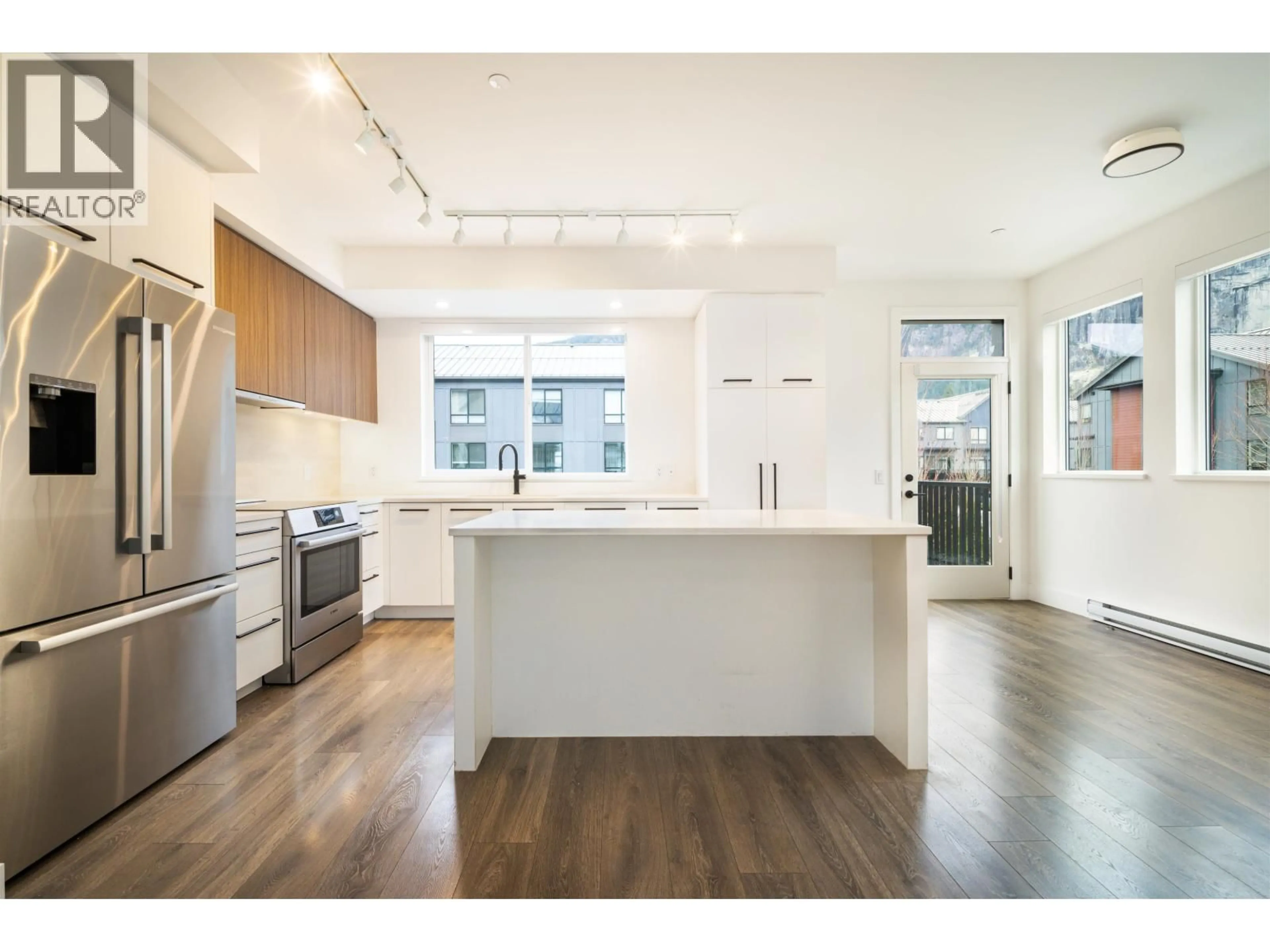 Open concept kitchen, unknown for 38035 HELM WAY, Squamish British Columbia V8B2A1