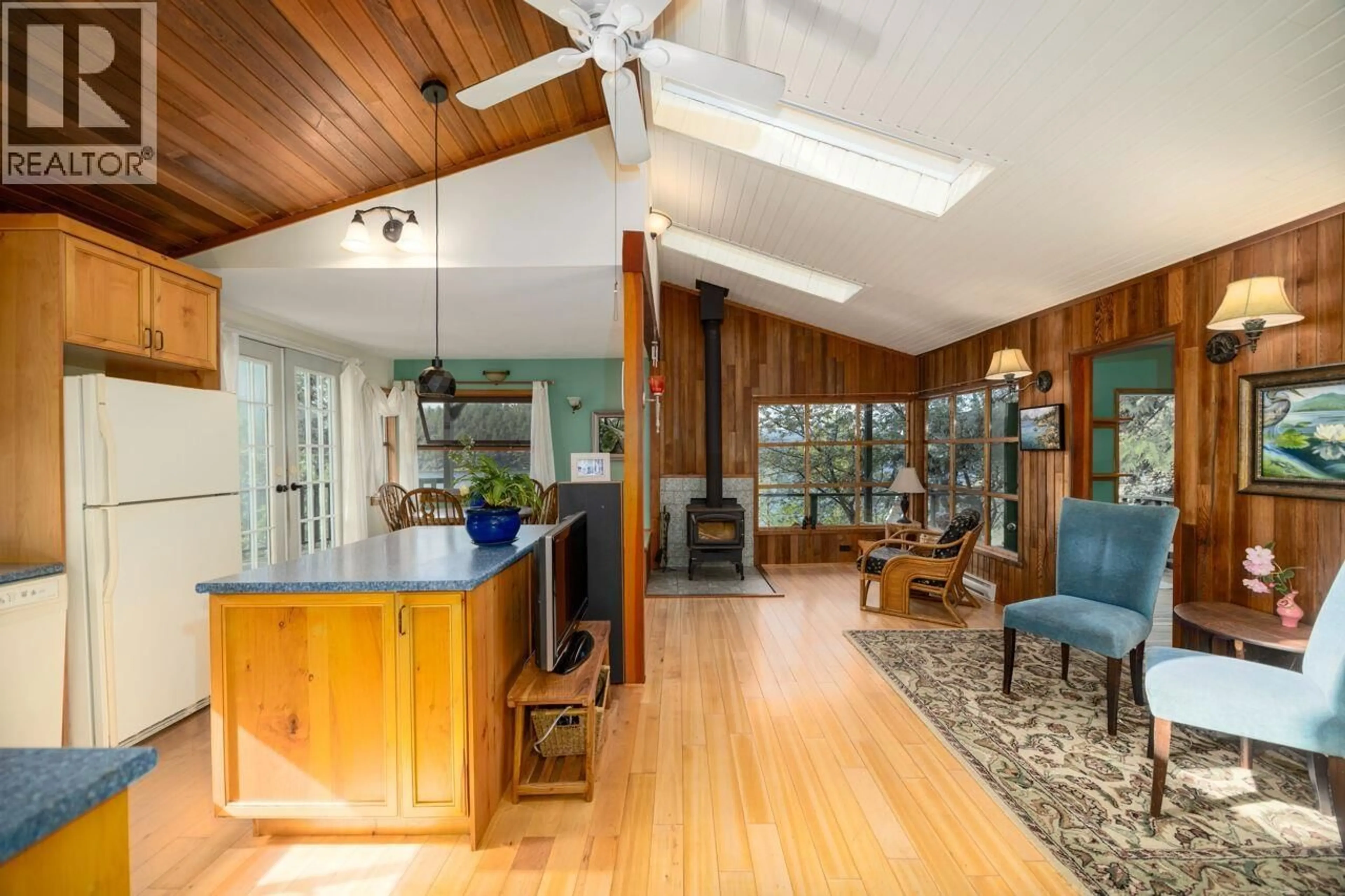 Open concept kitchen, unknown for 1587 MOUNT GARDNER ROAD, Bowen Island British Columbia V0N1G2