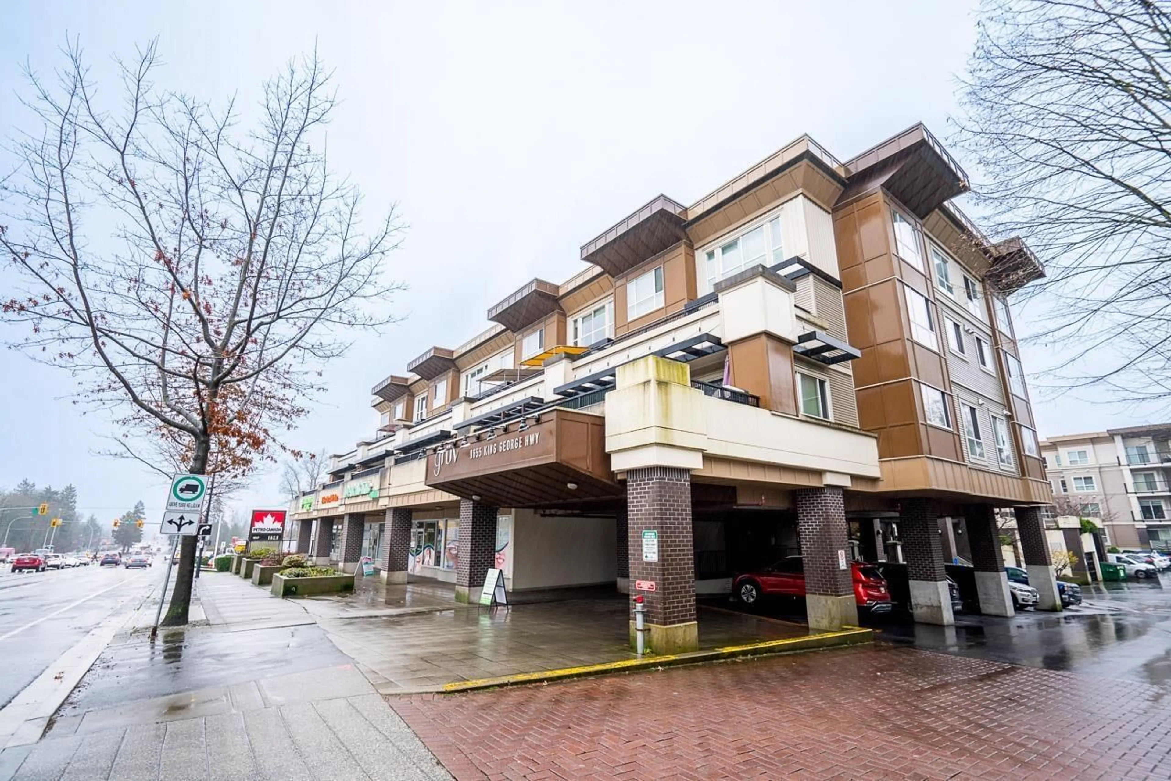 Patio, building for 319 - 9655 KING GEORGE BOULEVARD, Surrey British Columbia V3T0C7