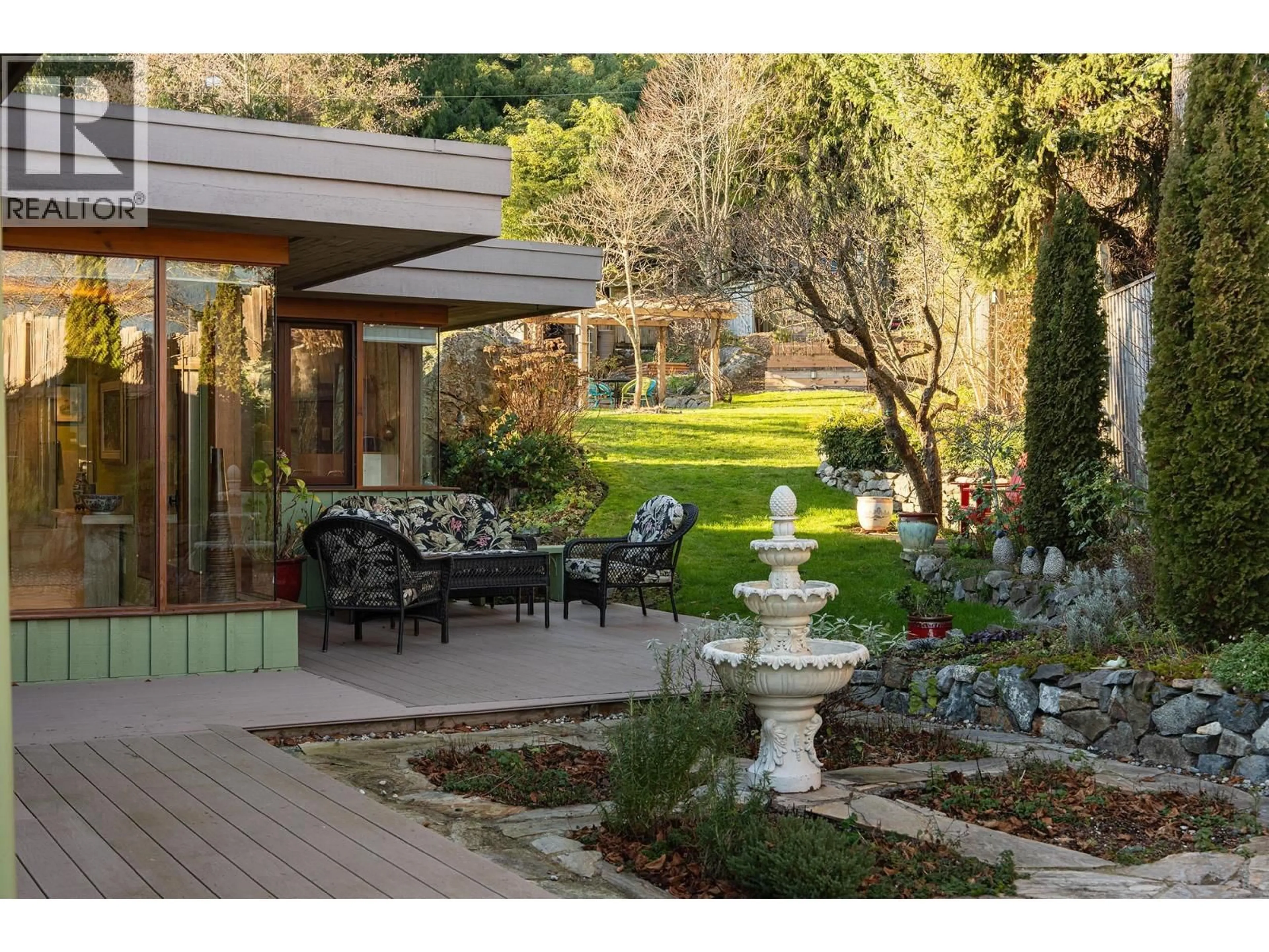 Patio, street for 835 HUMMINGBIRD LANE, Bowen Island British Columbia V0N1G1