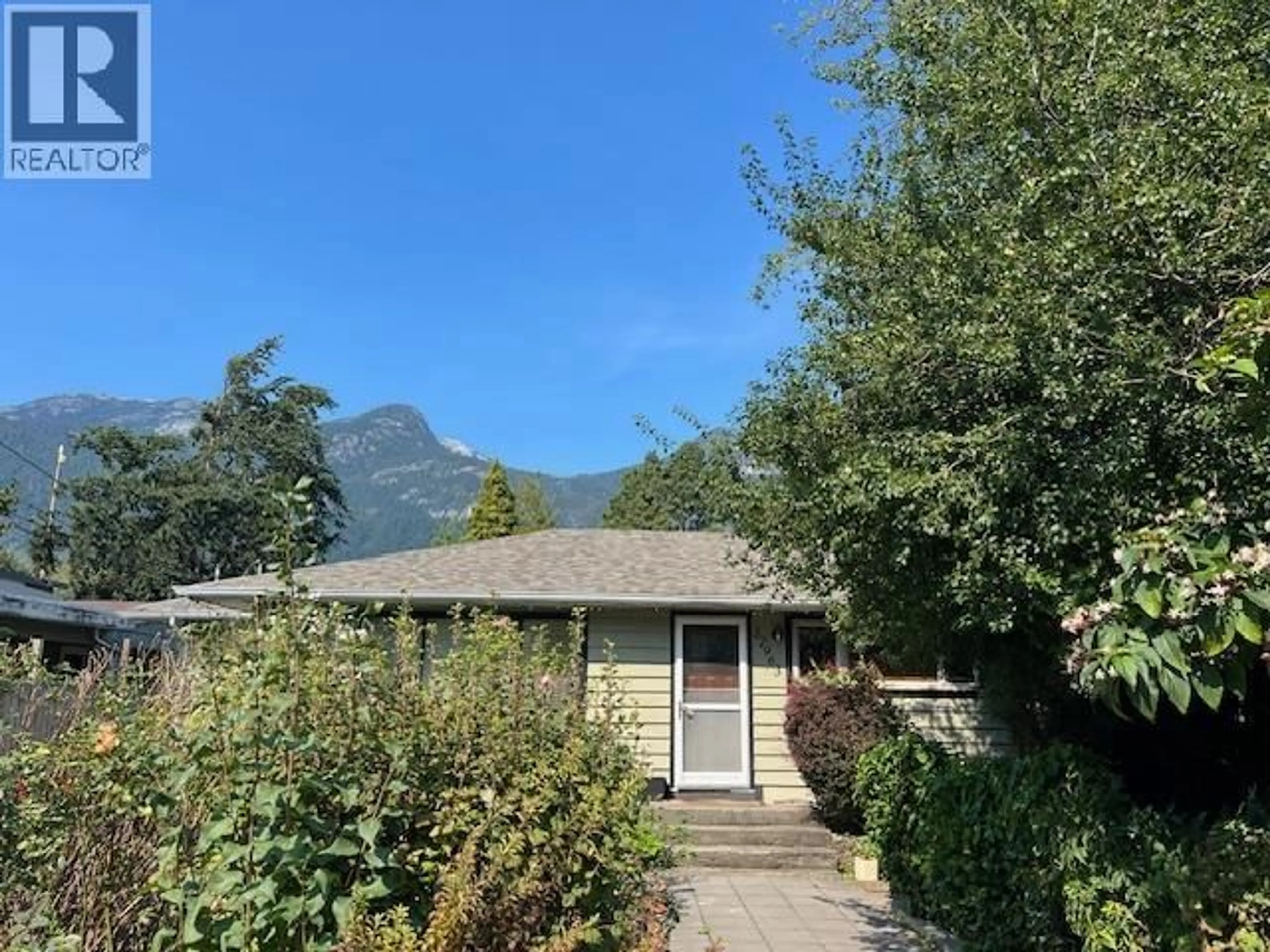 A pic from outside/outdoor area/front of a property/back of a property/a pic from drone, mountain view for 37963 FOURTH AVENUE, Squamish British Columbia V8B0B7