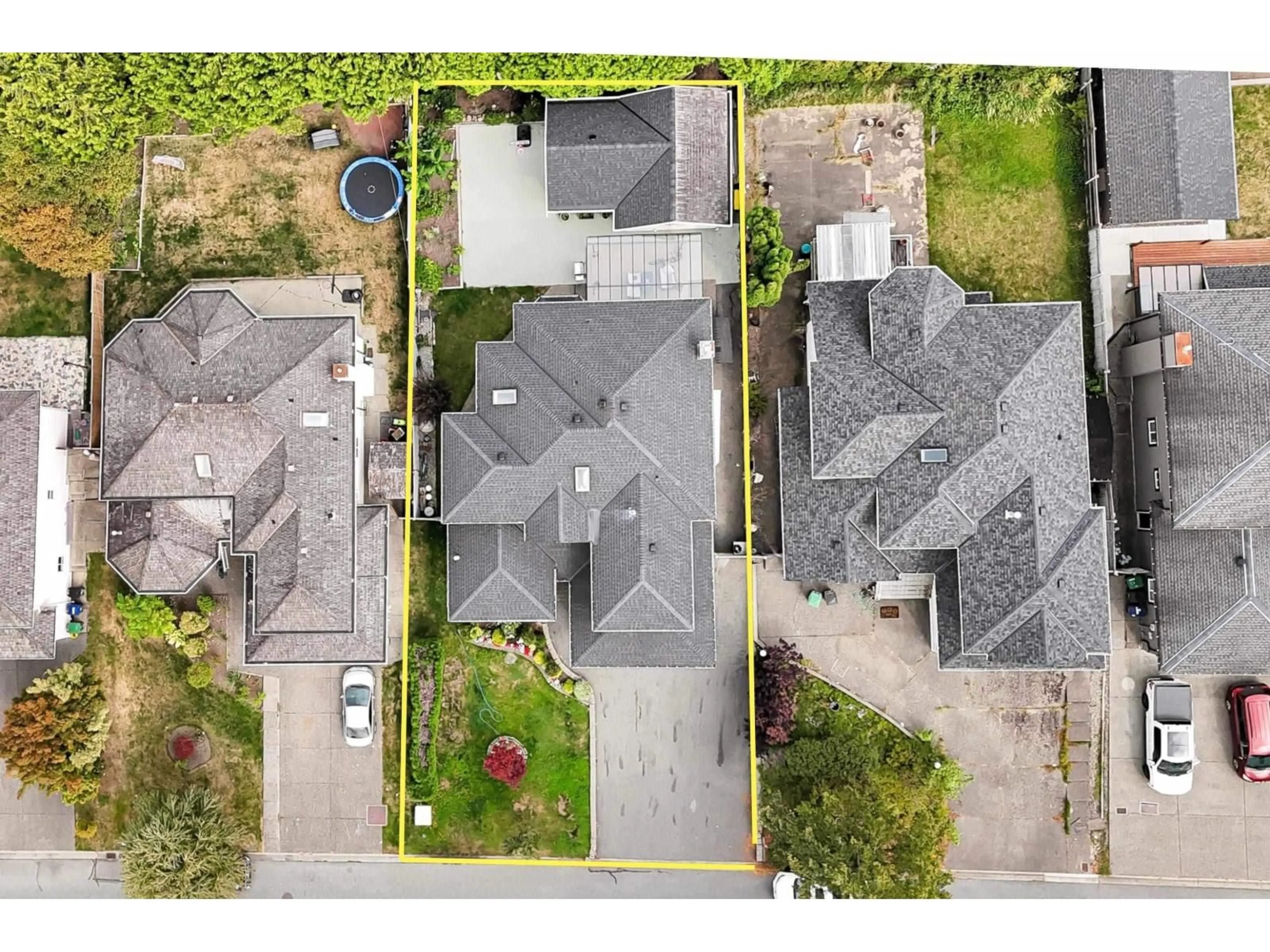 A pic from outside/outdoor area/front of a property/back of a property/a pic from drone, street for 6748 123A STREET, Surrey British Columbia V3W0Z1