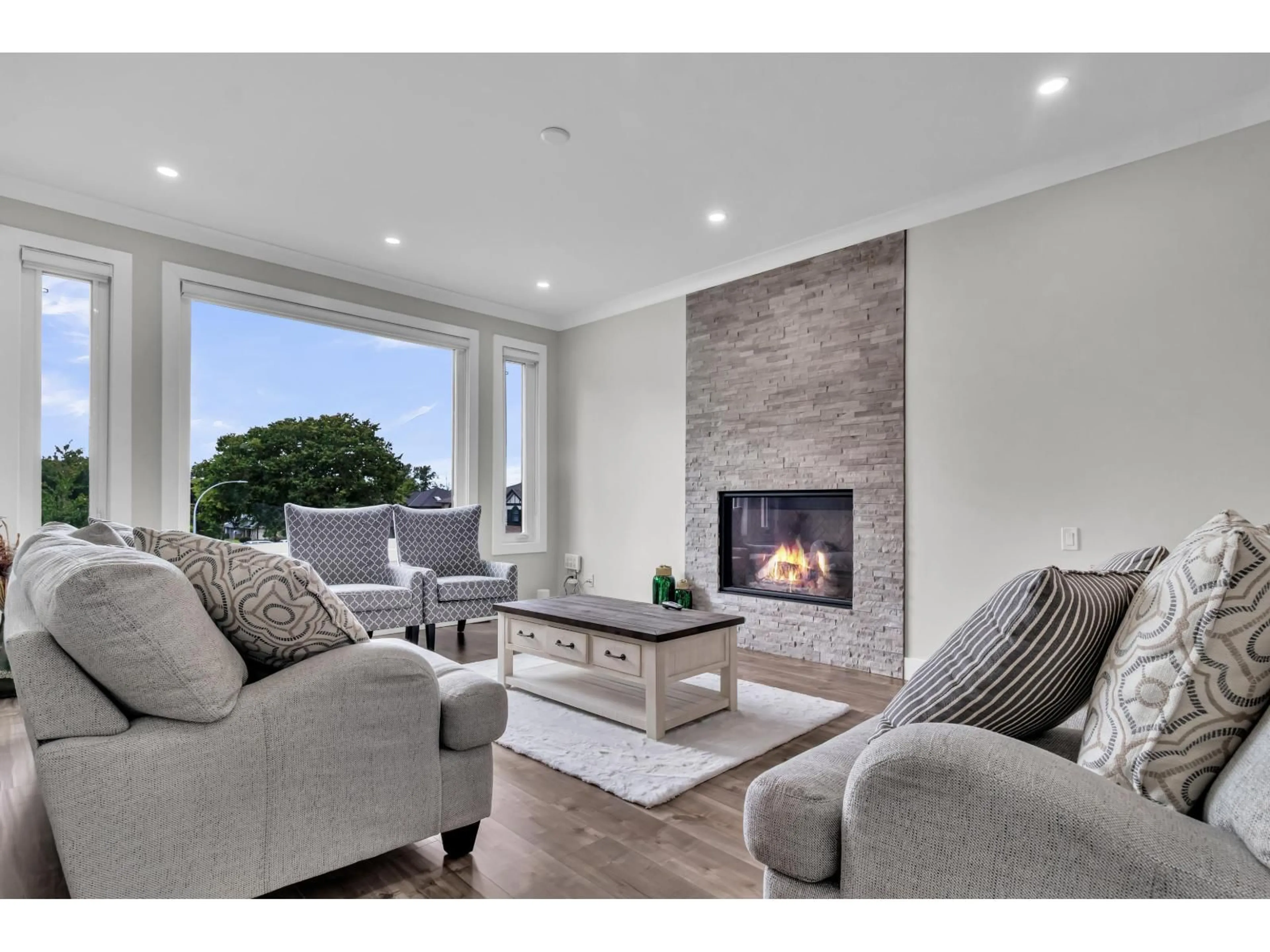 Living room with furniture, unknown for 6748 123A STREET, Surrey British Columbia V3W0Z1