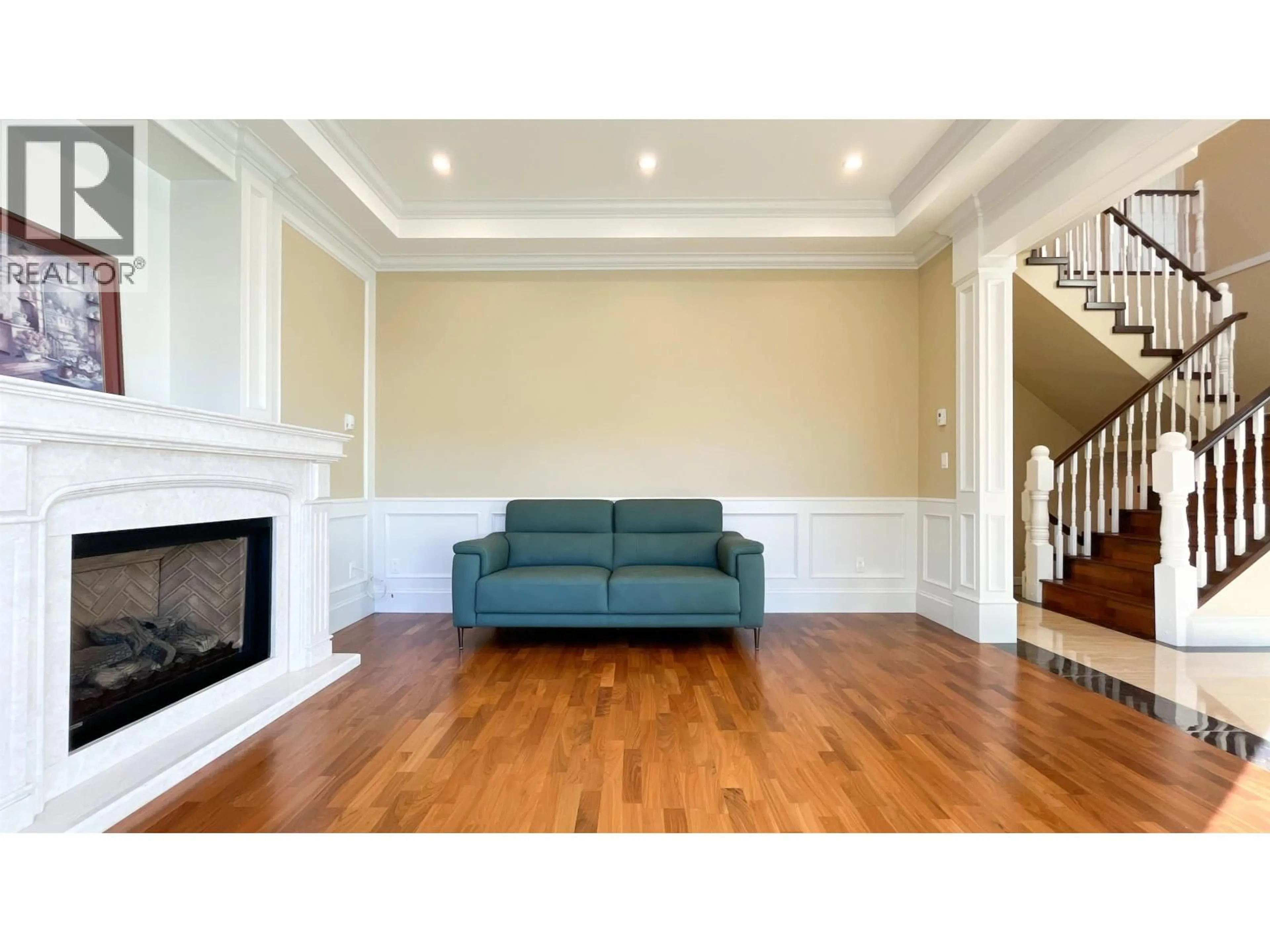 Living room with furniture, wood/laminate floor for 4319 GRETA STREET, Burnaby British Columbia V5J1N9