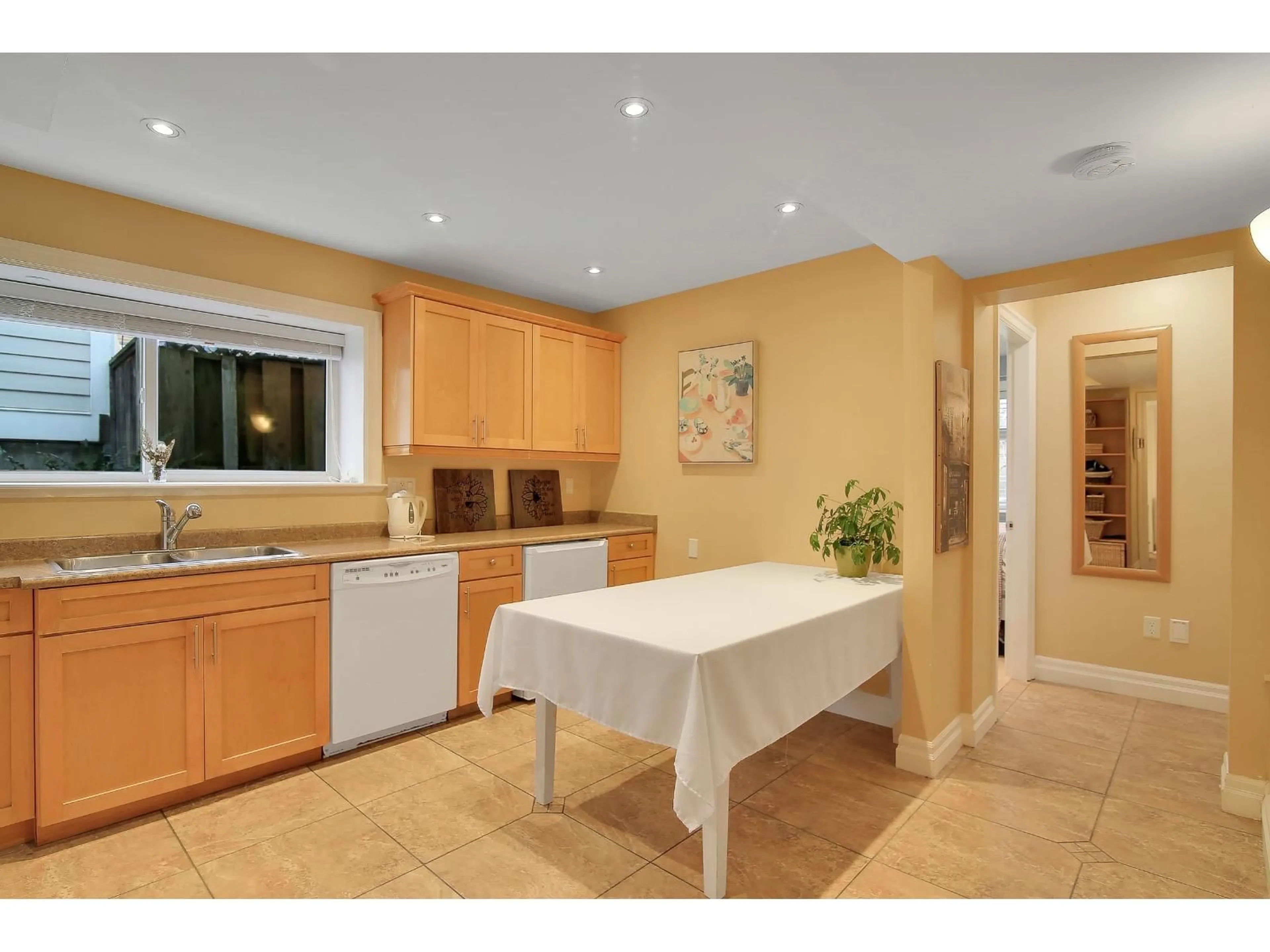 Standard kitchen, ceramic/tile floor for 1050 PARKER STREET, White Rock British Columbia V4B4R7