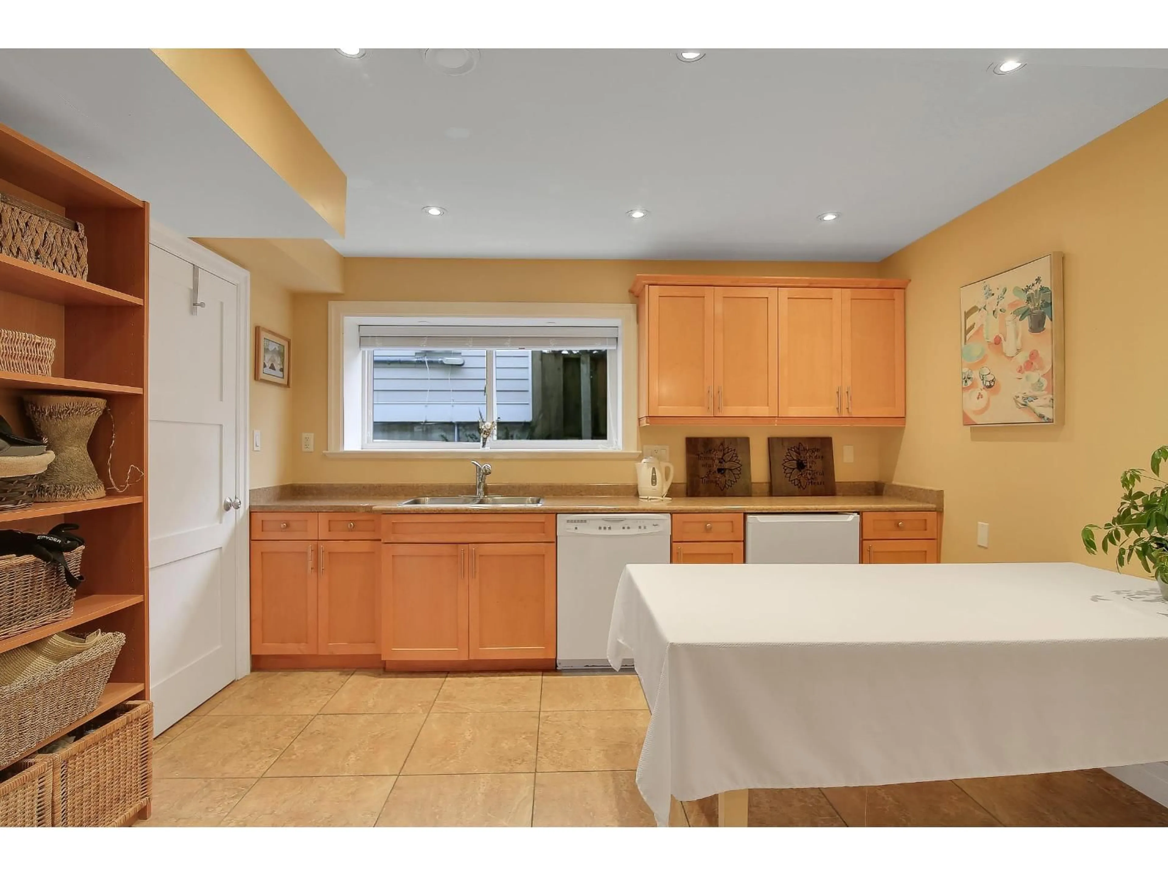 Open concept kitchen, ceramic/tile floor for 1050 PARKER STREET, White Rock British Columbia V4B4R7