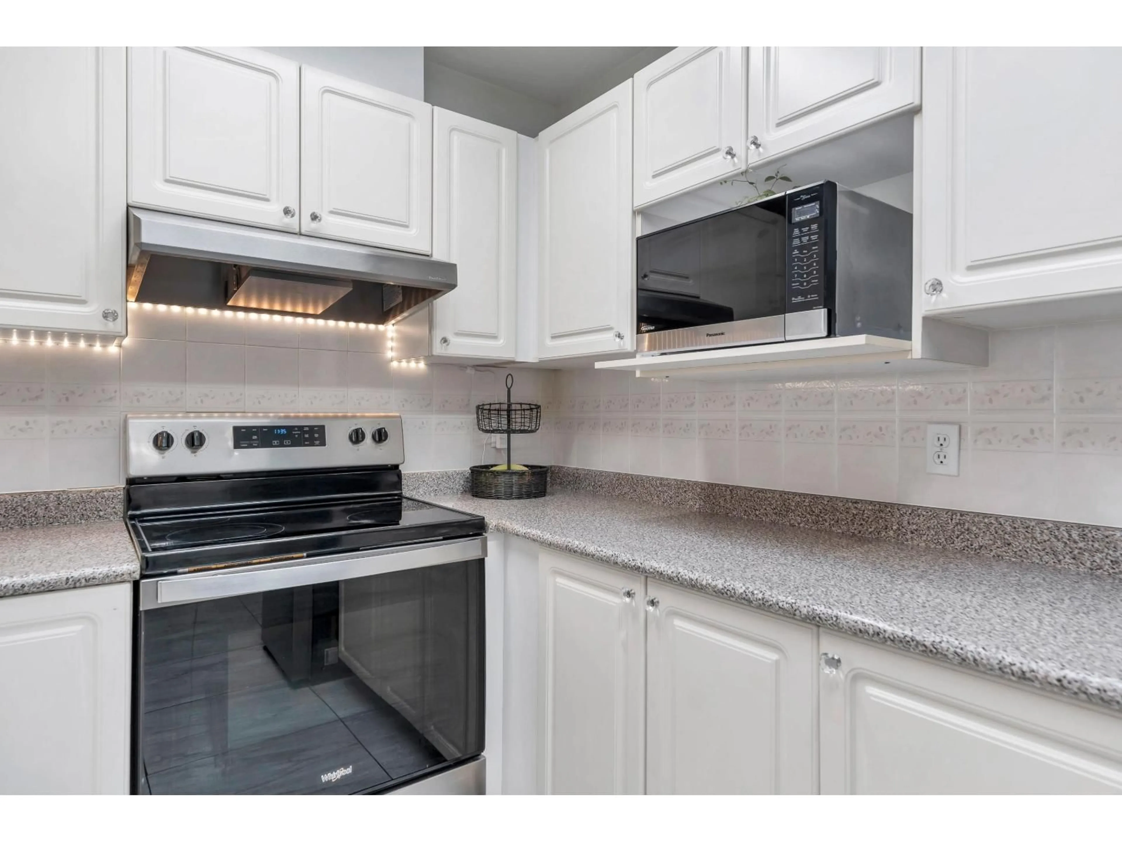 Standard kitchen, unknown for 312 - 9763 140 STREET, Surrey British Columbia V3T4M4