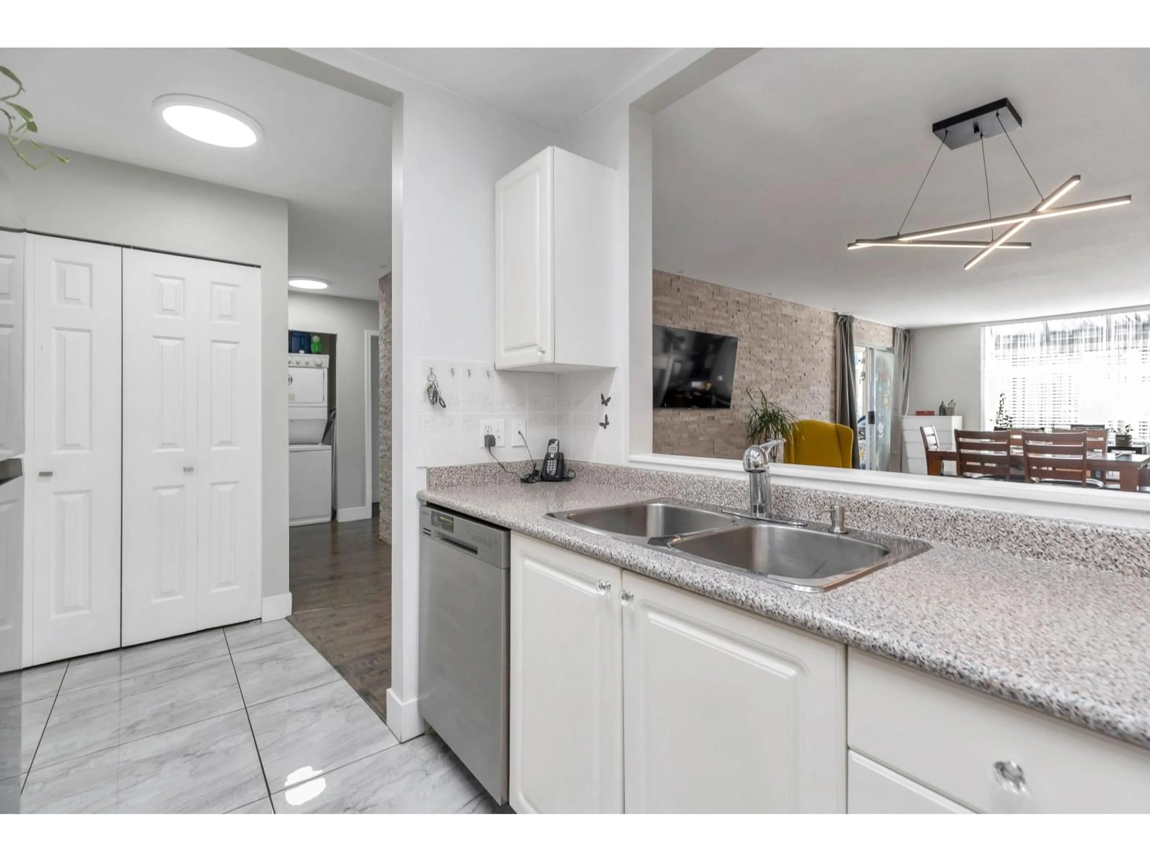 Open concept kitchen, ceramic/tile floor for 312 - 9763 140 STREET, Surrey British Columbia V3T4M4