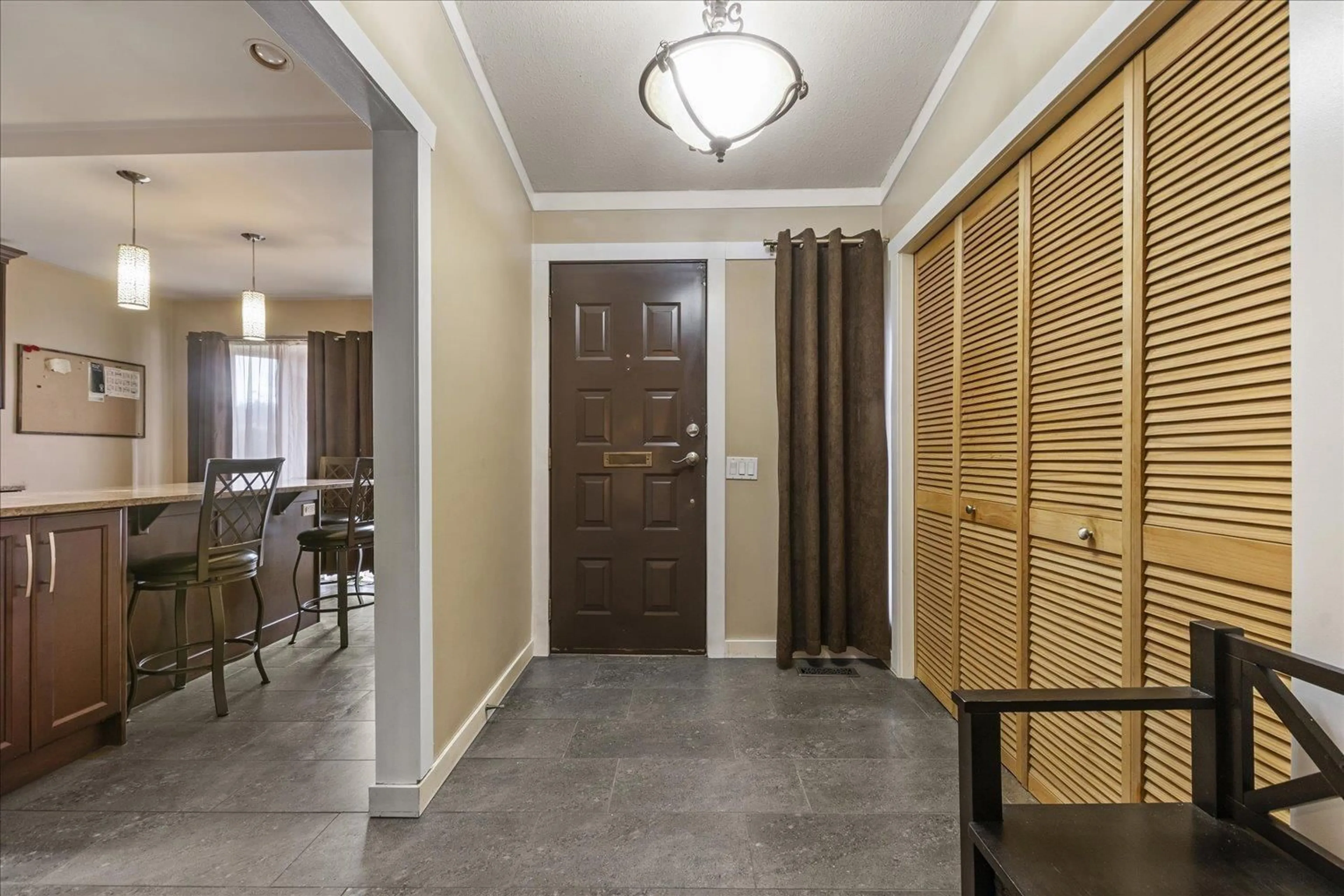 Indoor foyer for 3639 DAVIE STREET, Abbotsford British Columbia V2S6G3