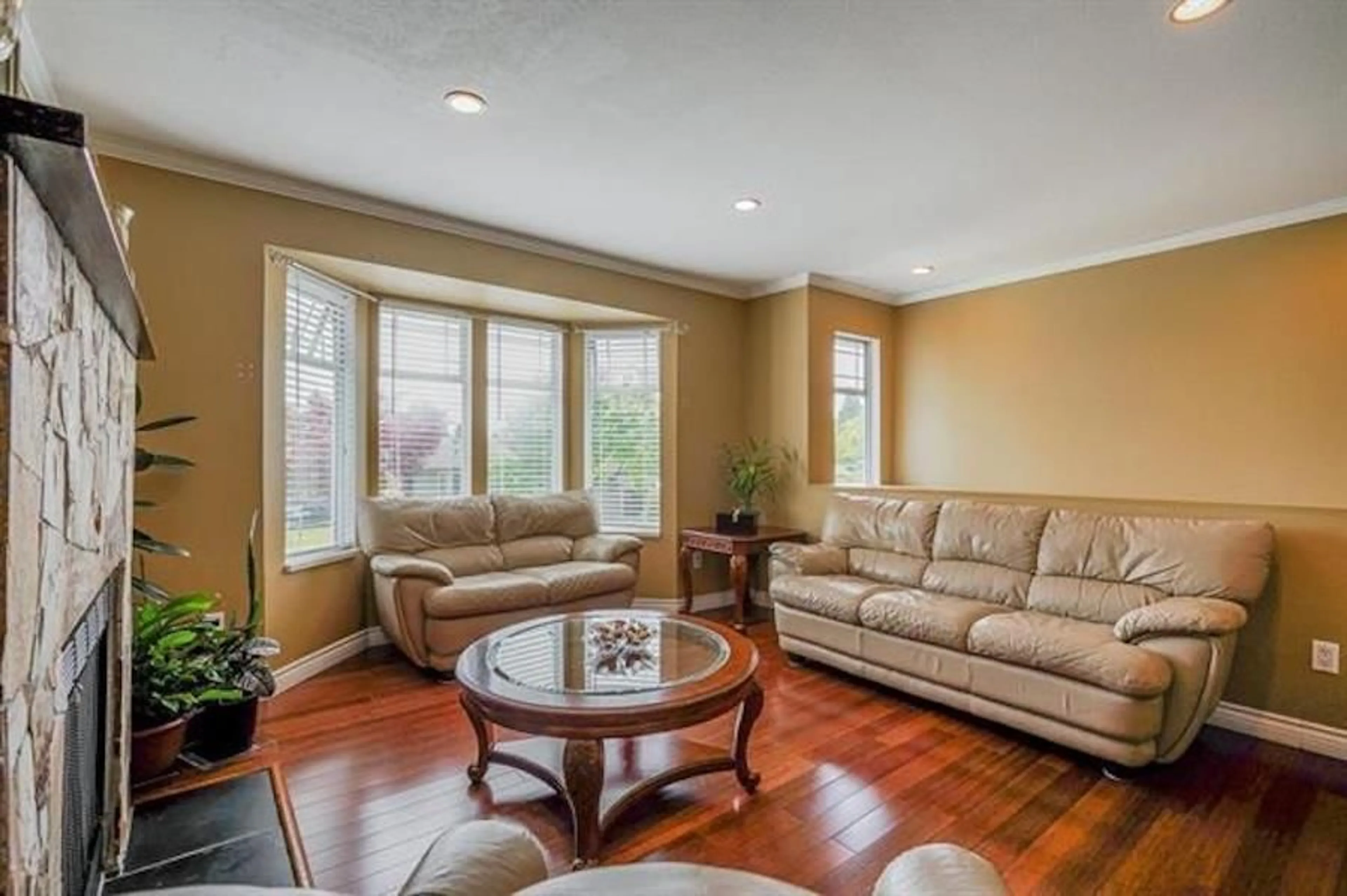 Living room with furniture, wood/laminate floor for 14751 89A AVENUE, Surrey British Columbia V3R7Z9