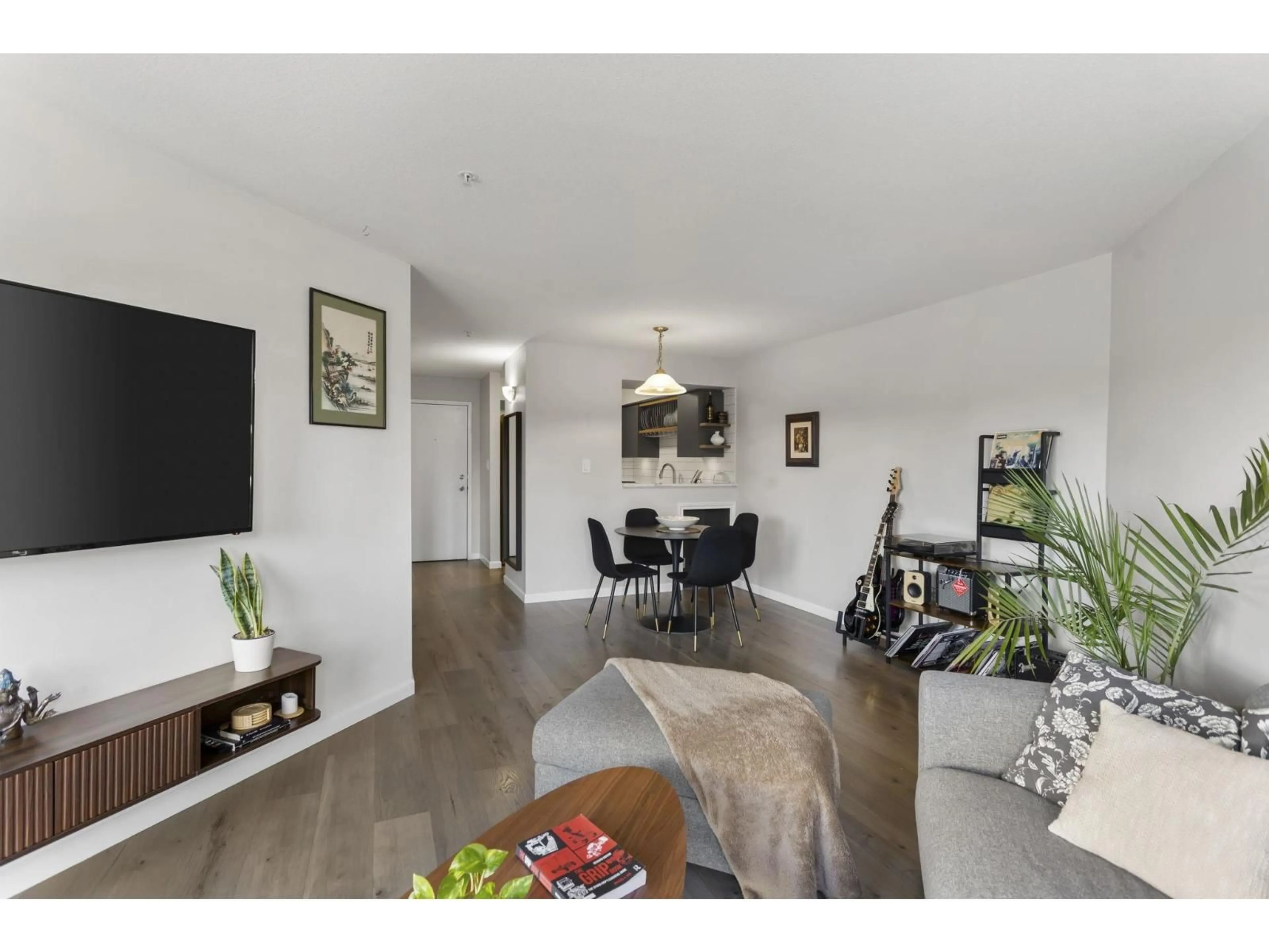 Living room with furniture, wood/laminate floor for 215 - 20454 53 AVENUE, Langley British Columbia V3A7S1