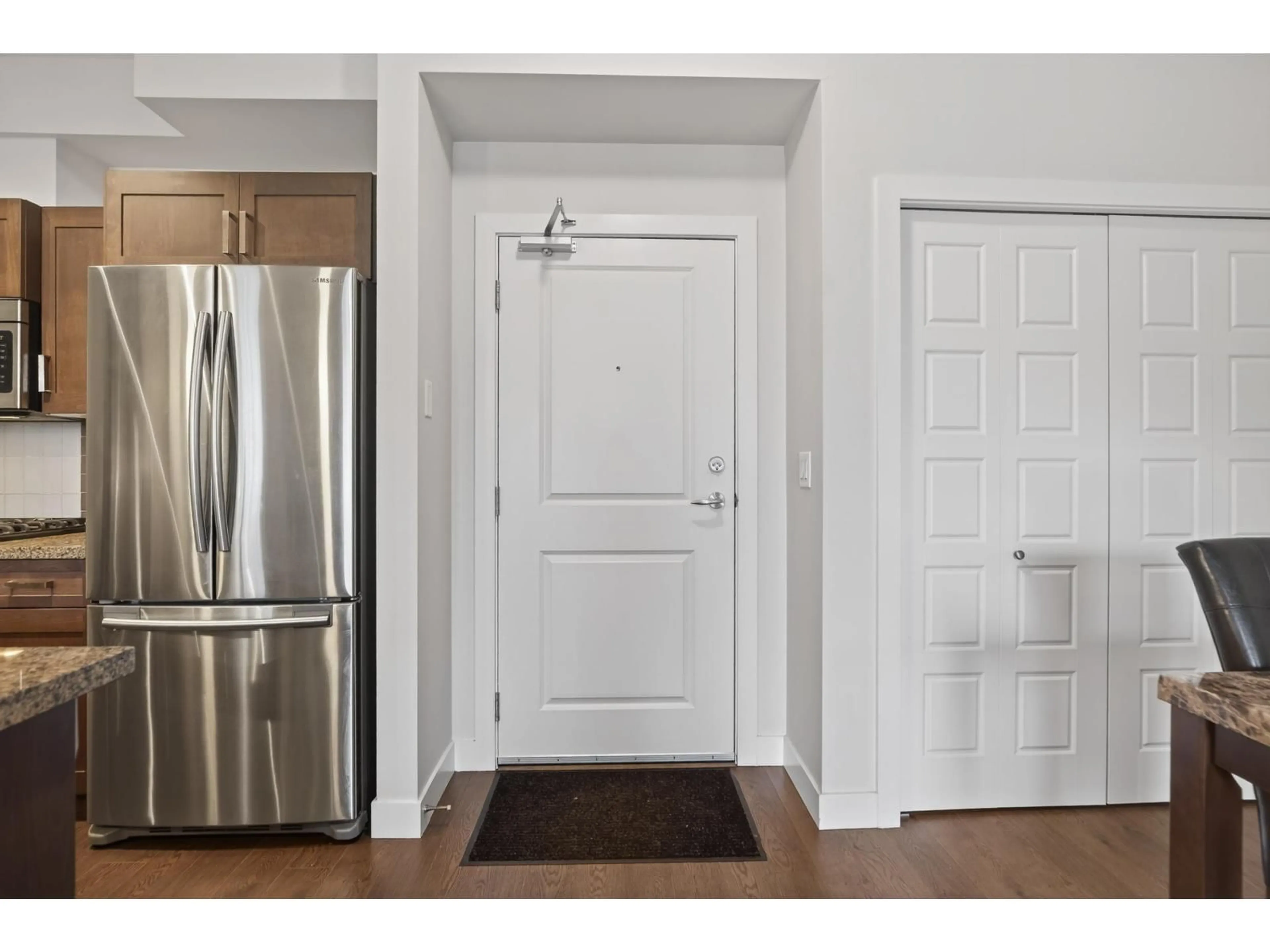 Indoor entryway for 216 - 20068 FRASER HIGHWAY, Langley British Columbia V3A0H2