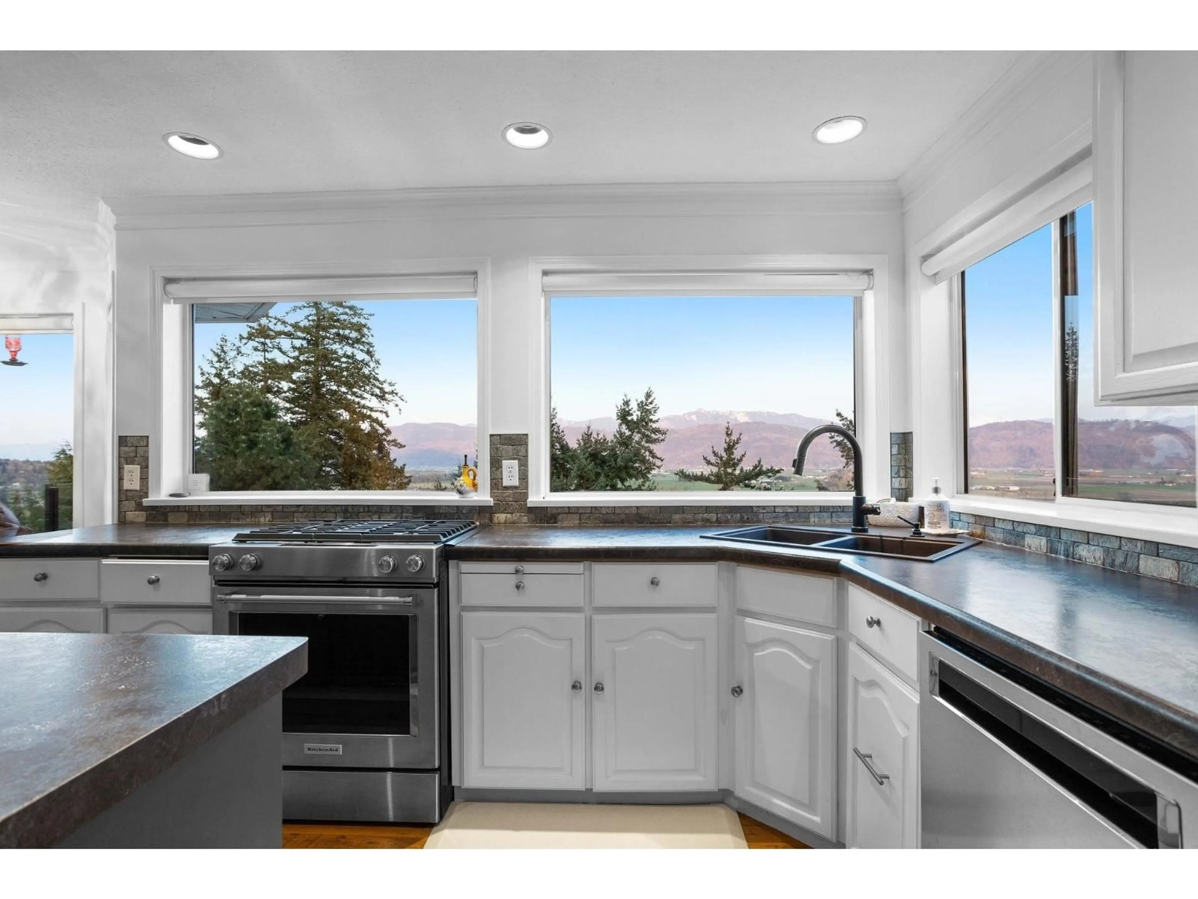 Open concept kitchen, ceramic/tile floor for 35993 EAGLECREST PLACE, Abbotsford British Columbia V3G1E7