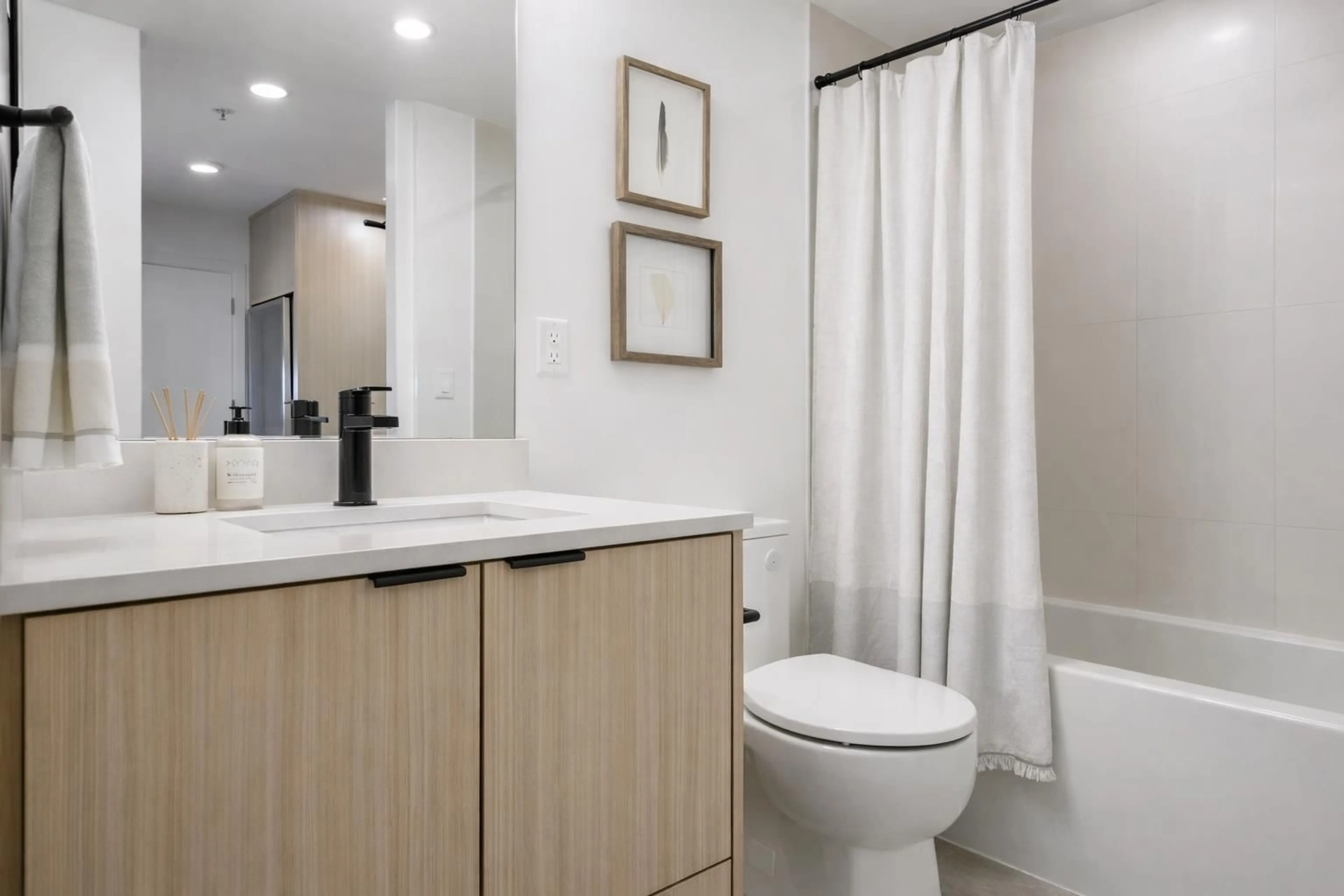 Standard bathroom, ceramic/tile floor for 526 - 20769 FRASER HIGHWAY, Langley British Columbia V0V0V0
