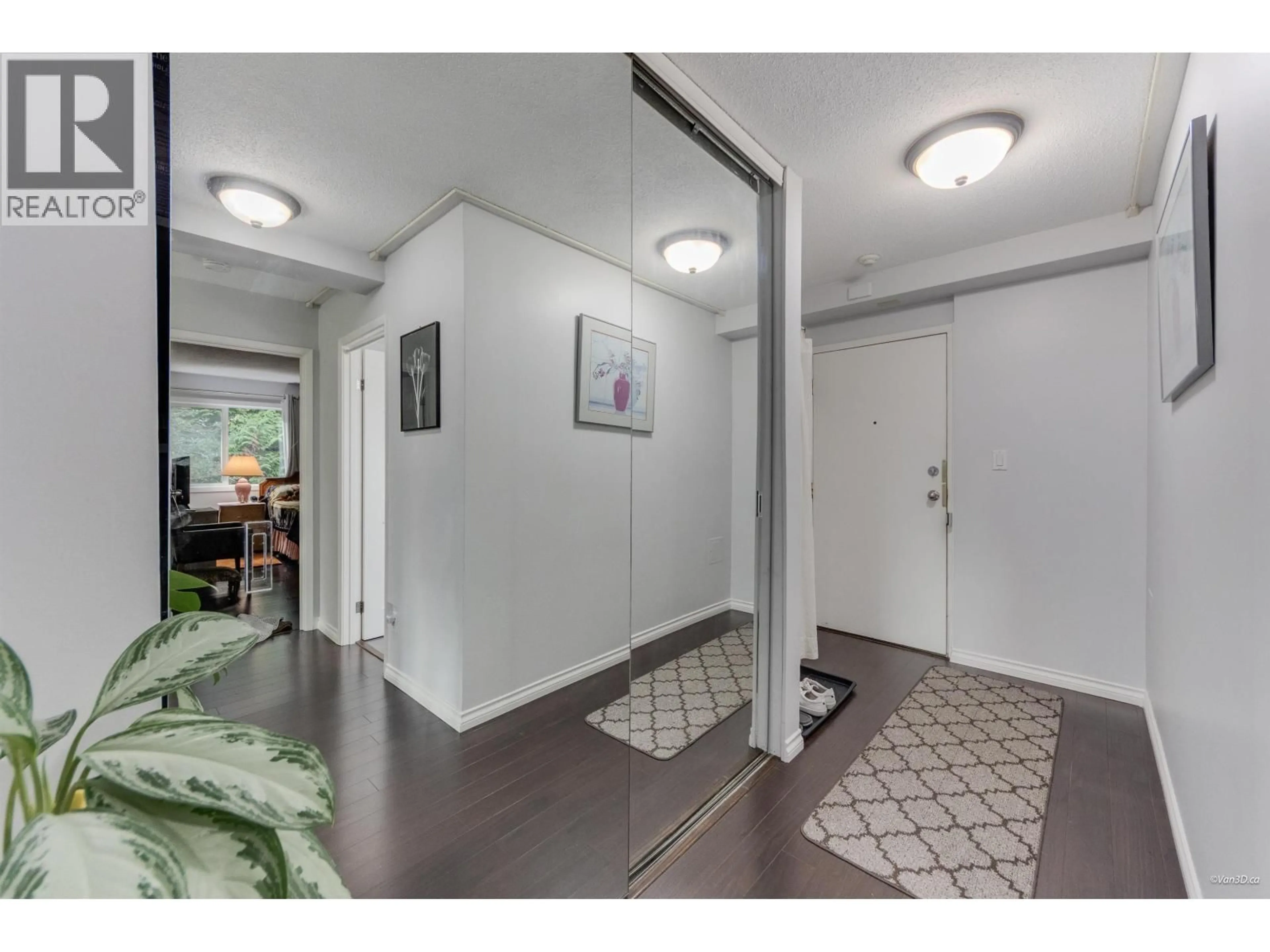 Indoor foyer for 208 - 156 21ST STREET, North Vancouver British Columbia V7M1Y9