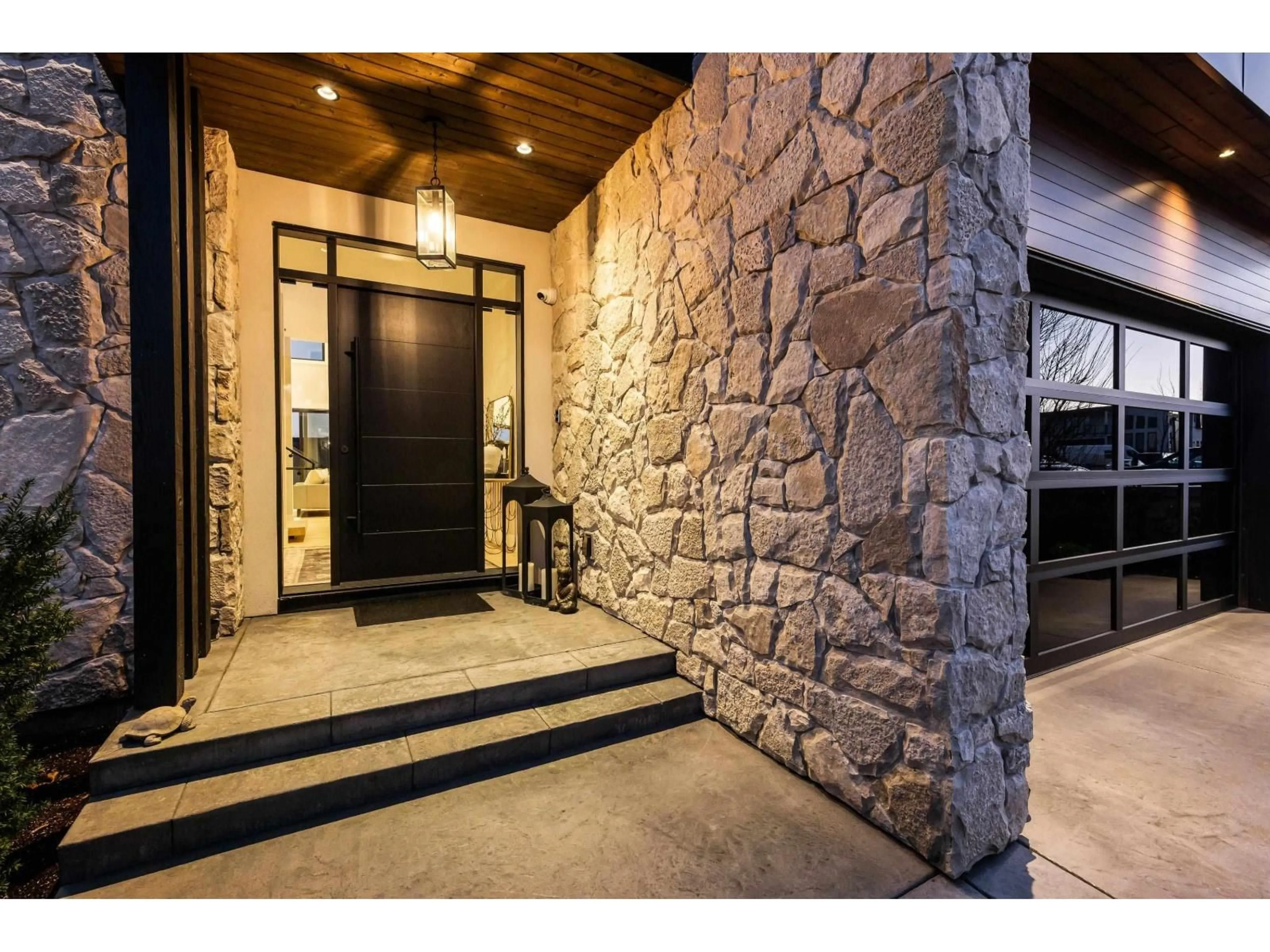 Indoor foyer for 35468 VERADO COURT, Abbotsford British Columbia V3G0G2