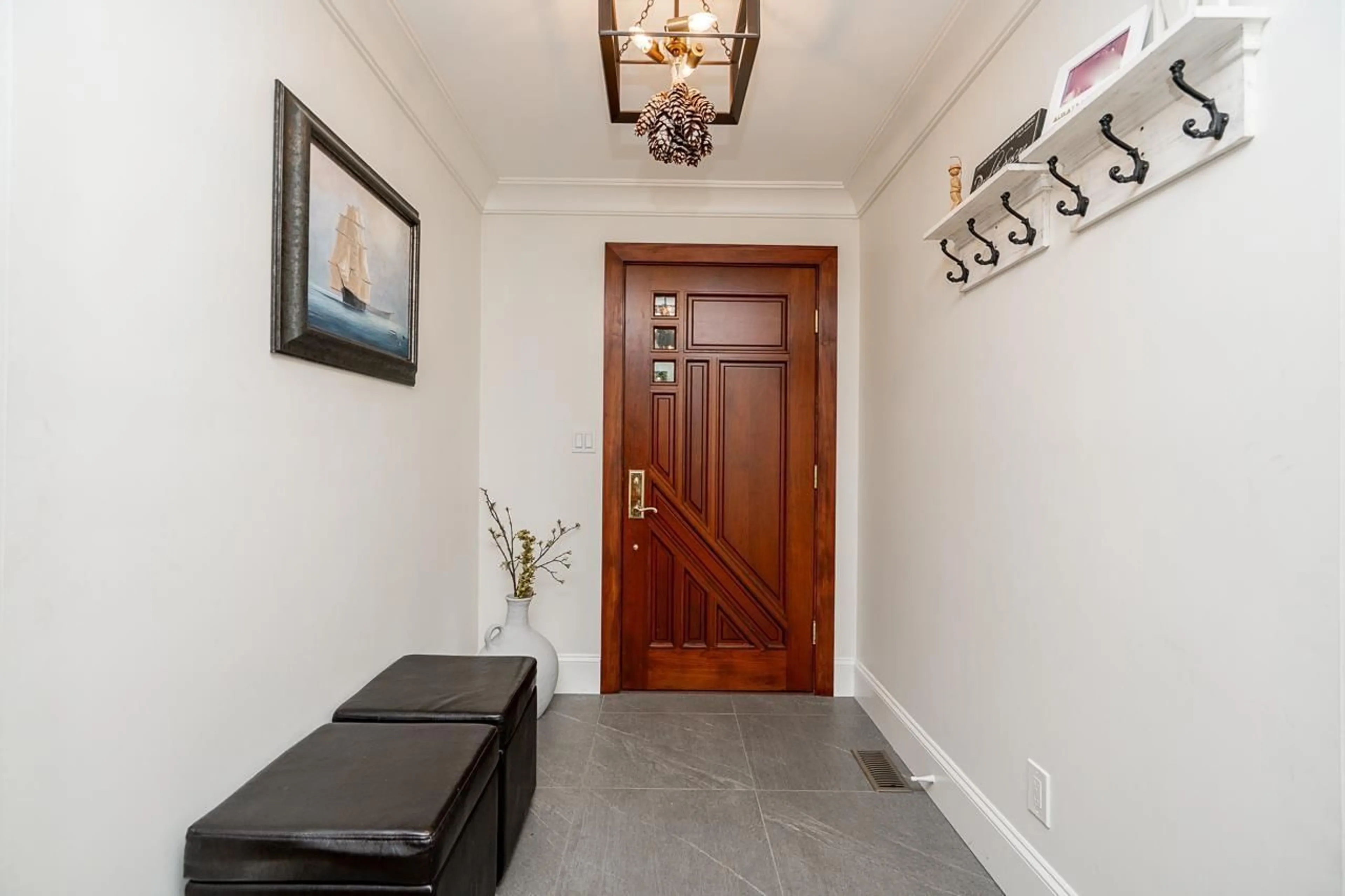 Indoor entryway for 16114 20 AVENUE, Surrey British Columbia V3Z9M8