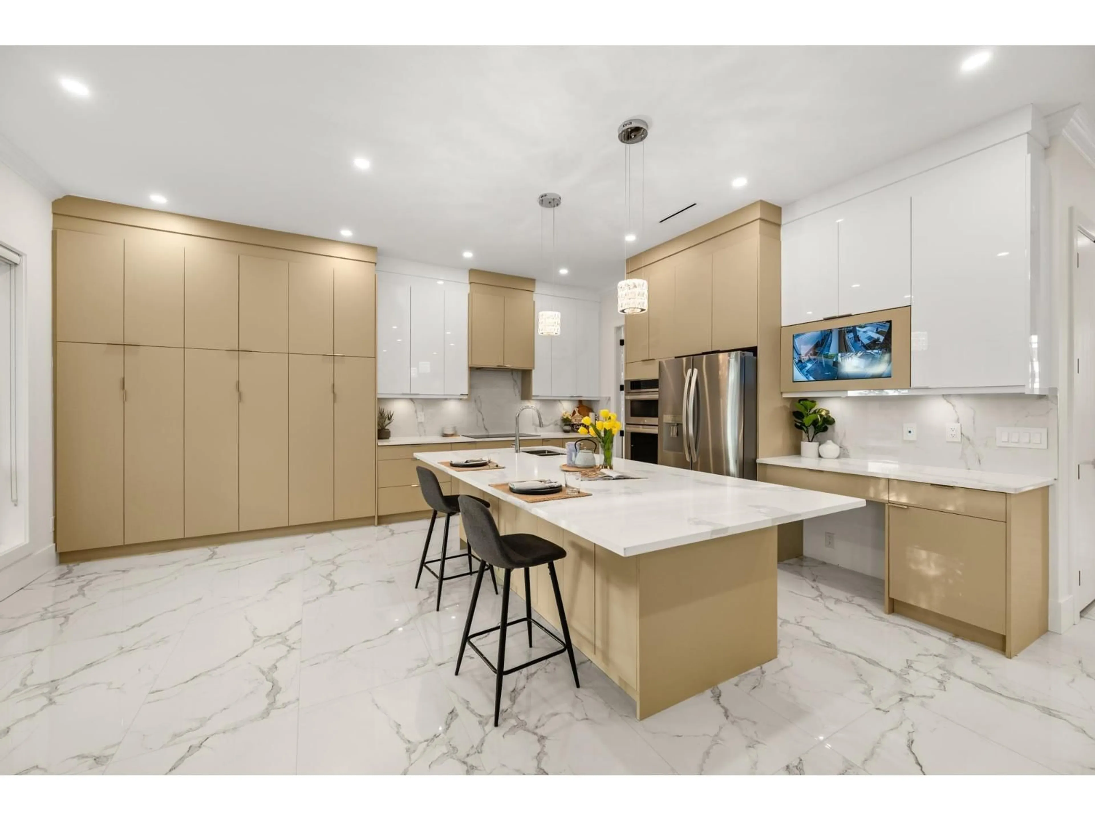 Contemporary kitchen, ceramic/tile floor for 11481 138A STREET, Surrey British Columbia V3R0J3